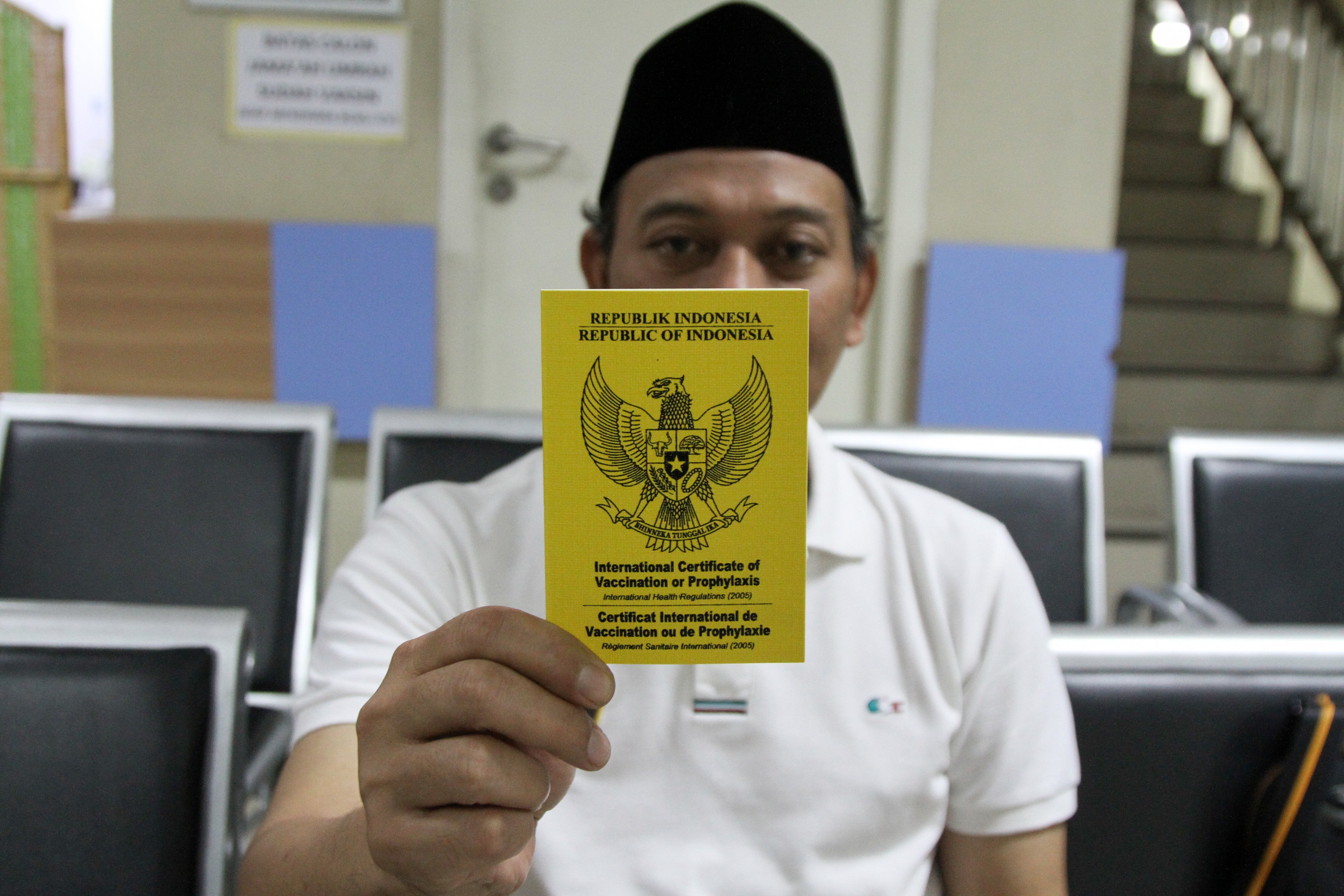 Calon jamaah umrah menunjukkan sertifikat vaksin meningitis.