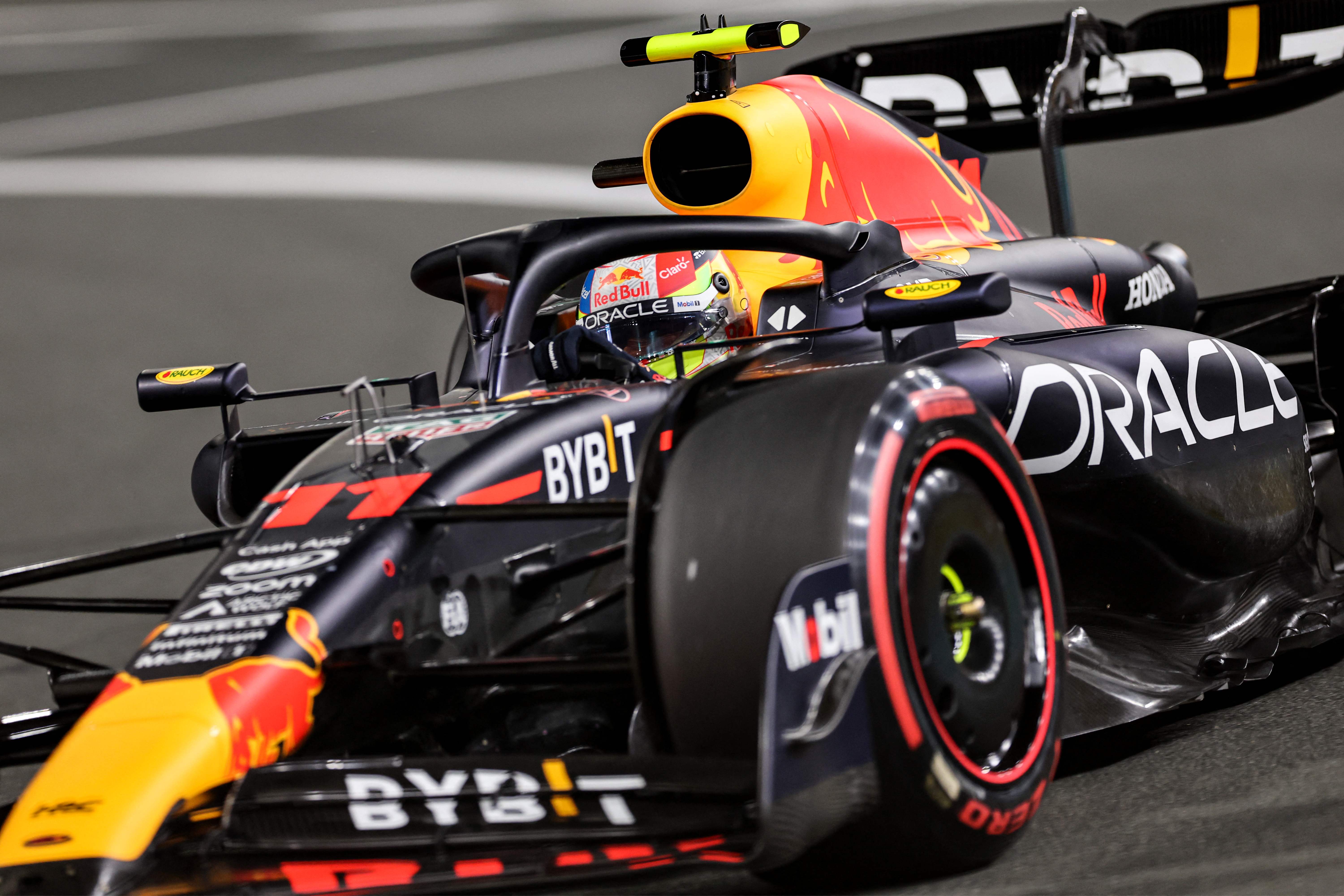 Pembalap Red Bull Sergio Perez mengikuti sesi kualifikasi GP Arab Saudi pada Sabtu (18/3).