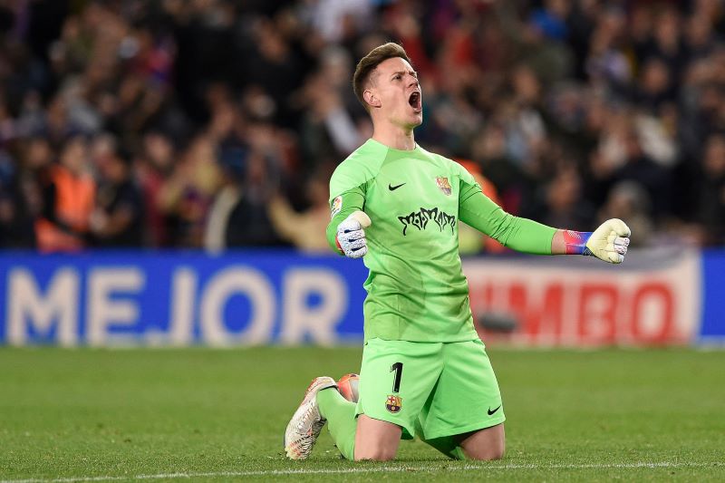 Kiper Barcelona Ter Stegen melakukan selebrasi usai memenangi laga kontra Real Madrid.