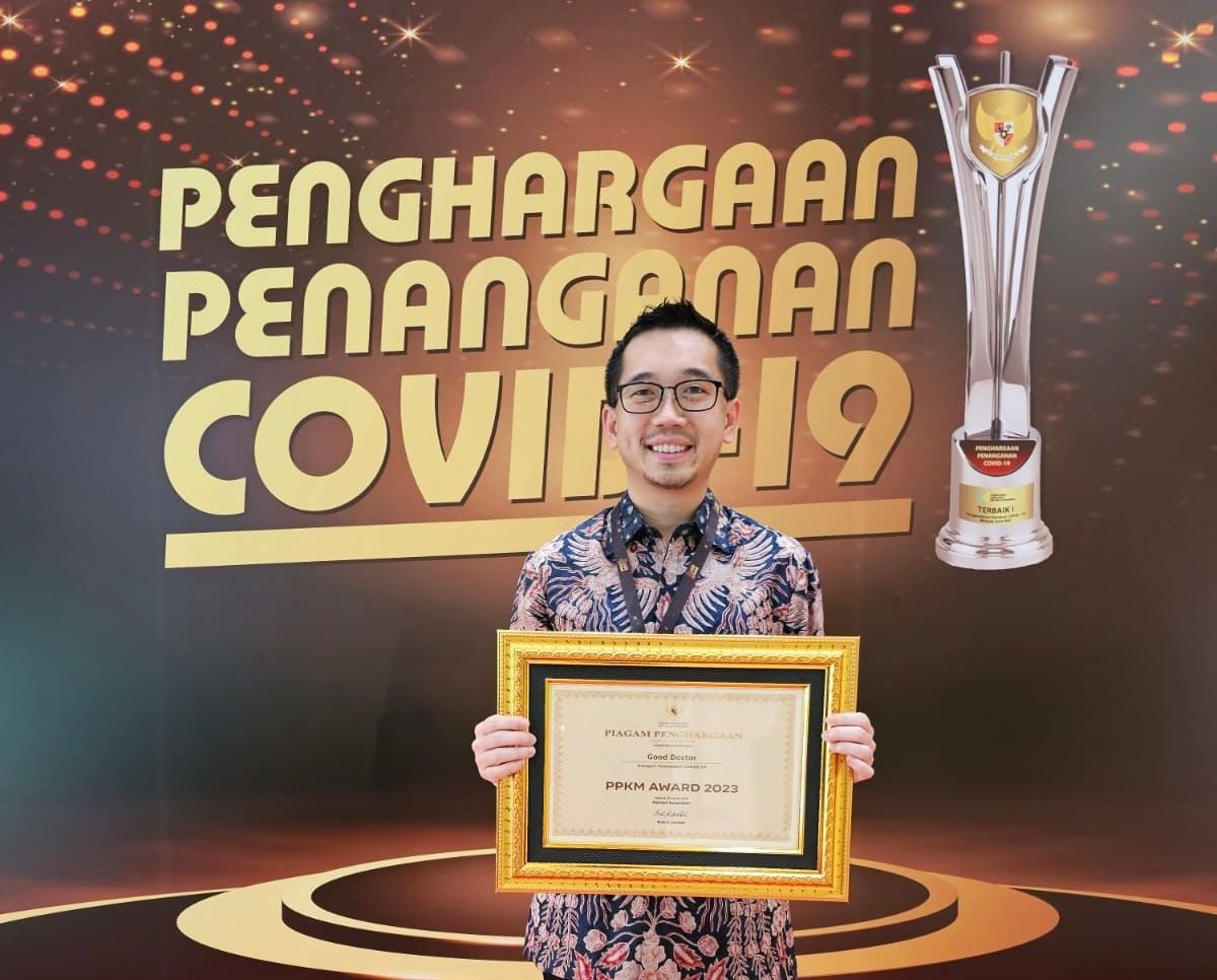  Managing Director PT Good Doctor Technology Indonesia, Danu Wicaksana, menerima penghargaan Penghargaan PPKM Award di Jakarta. 