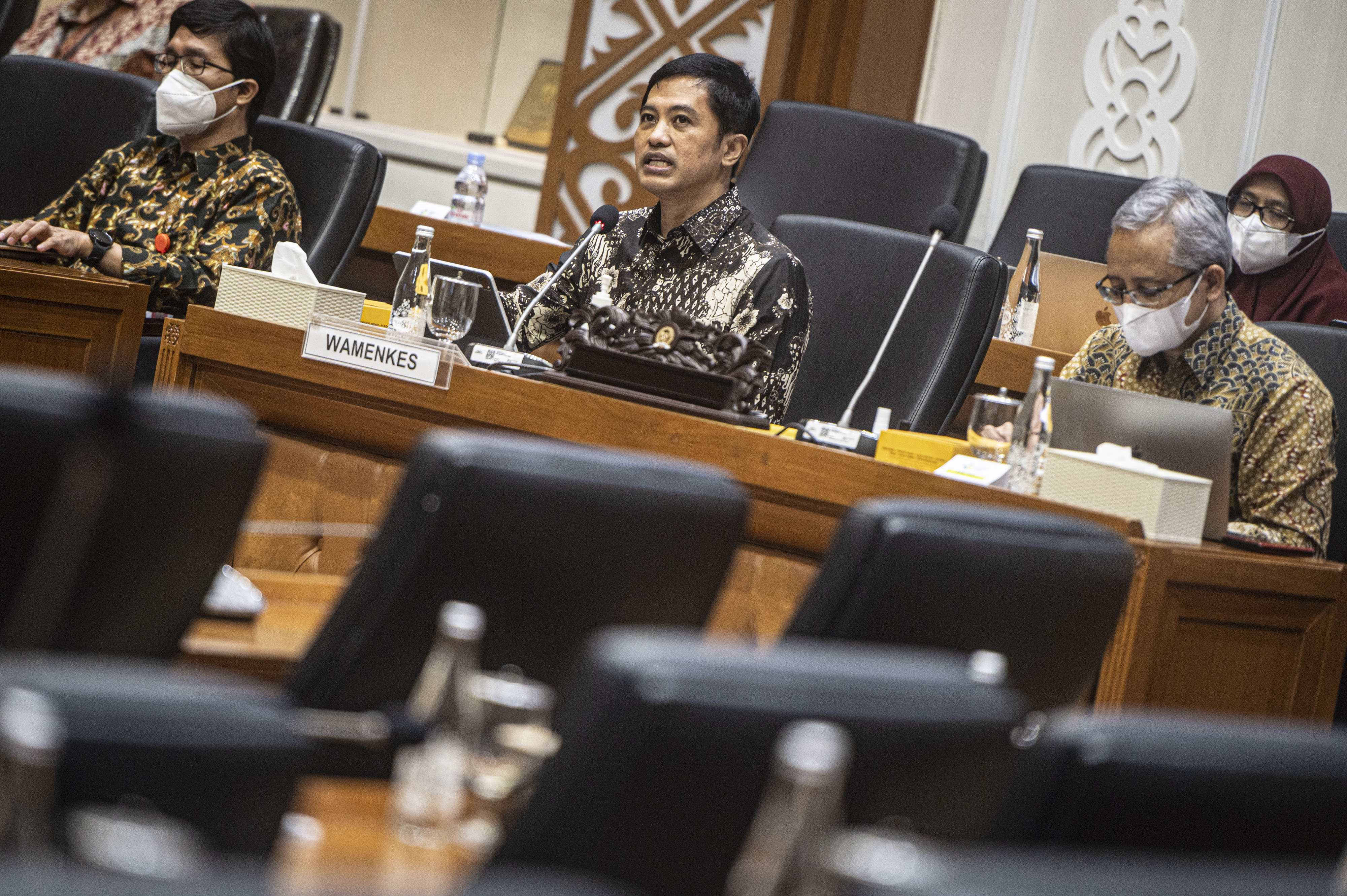 Wakil Menteri Kesehatan Dante Saksono Harbuwono (tengah)