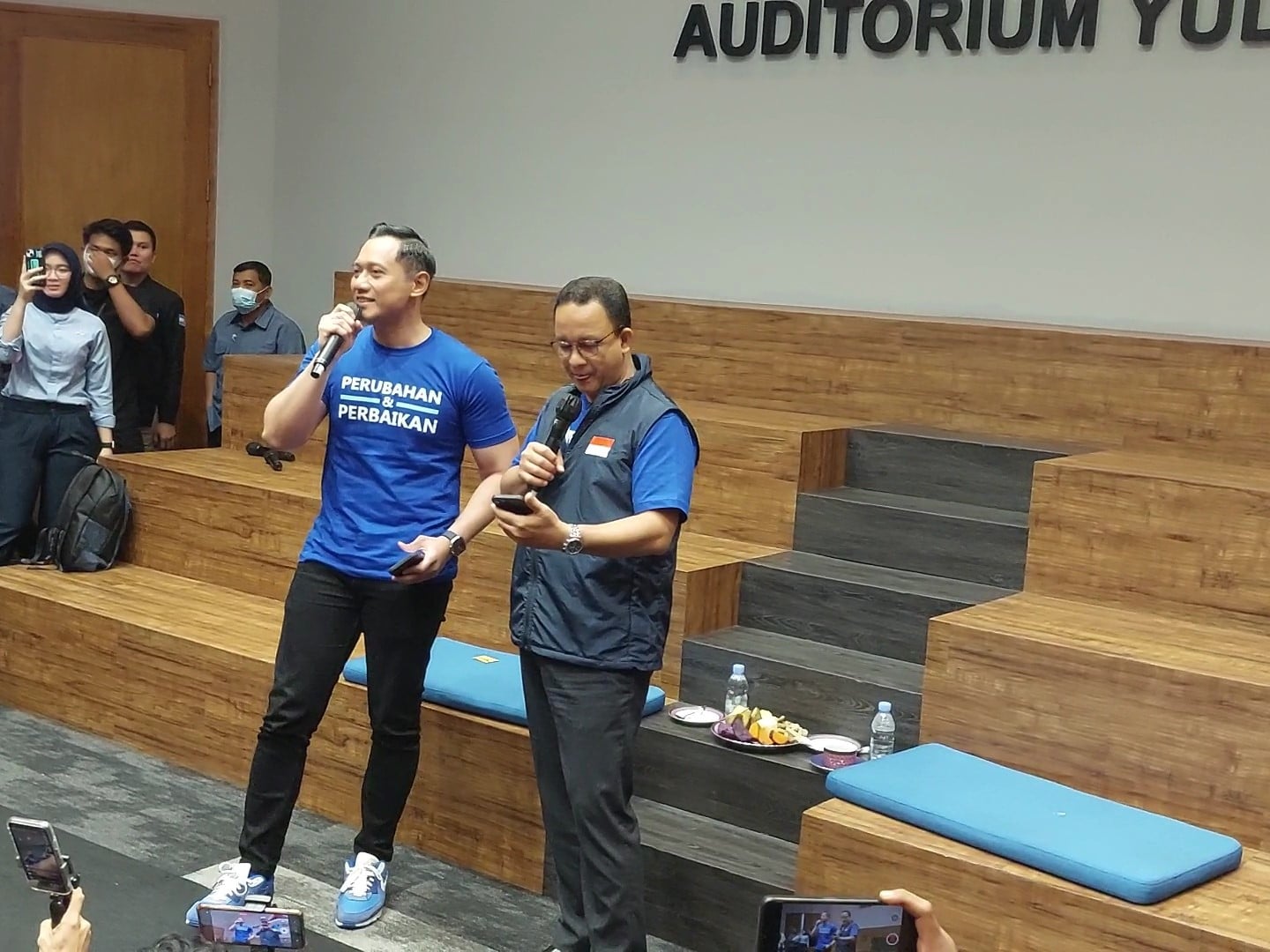 AHY dan Anies Baswedan saat karaoke bersama.