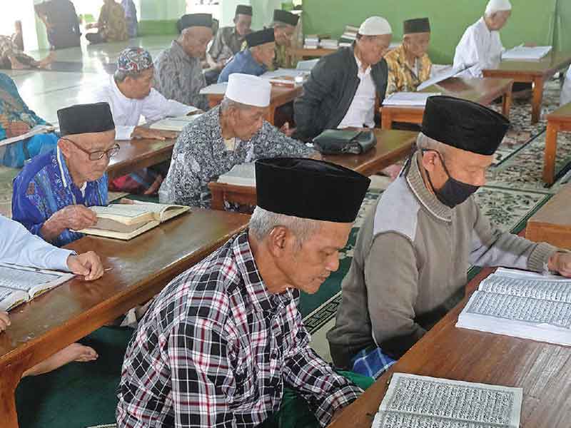 TRADISI SEMAAN AL-QUR’AN: Warga menyimak bacaan Al- Qur’an oleh seorang hafi z saat semaan di Masjid Agung Kota Magelang, Jawa Tengah, kemar