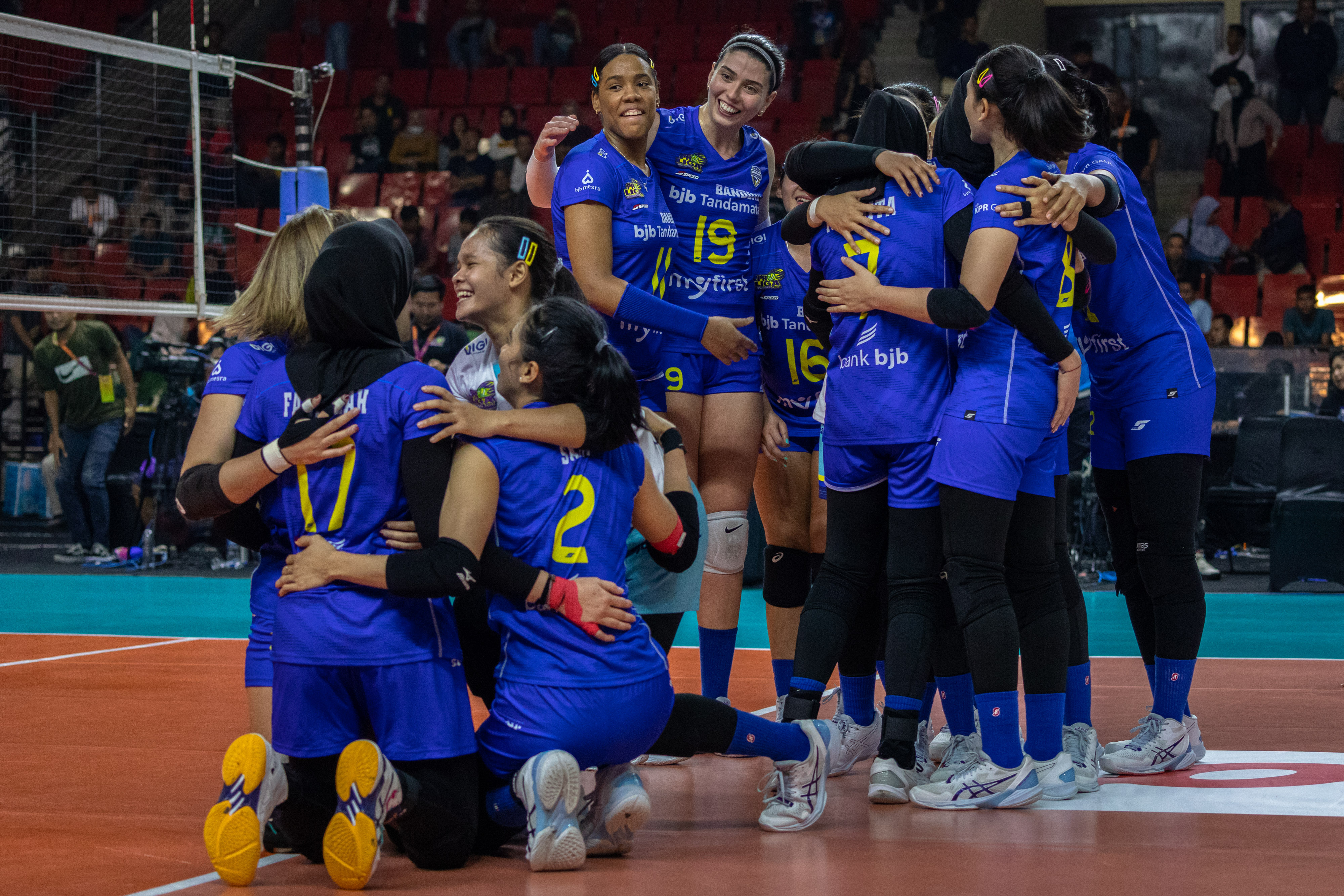 Pemain tim voli Bandung bjb Tandamata merayakan kemenangan