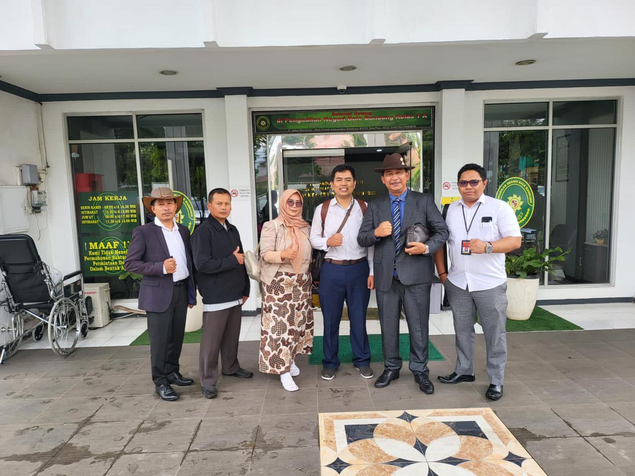 Tergugat Ilham Assura Sugih (tengah kemeja putih) berfoto bersama orang tuanya, tim kuasa hukumnya dari dari Law Office JS Turnip & Partners