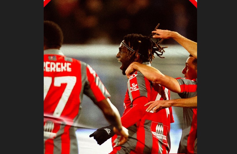 Para pemain Cremonese melakukan selebrasi usai mencetak gol ke gawang AS Roma di laga Serie A.