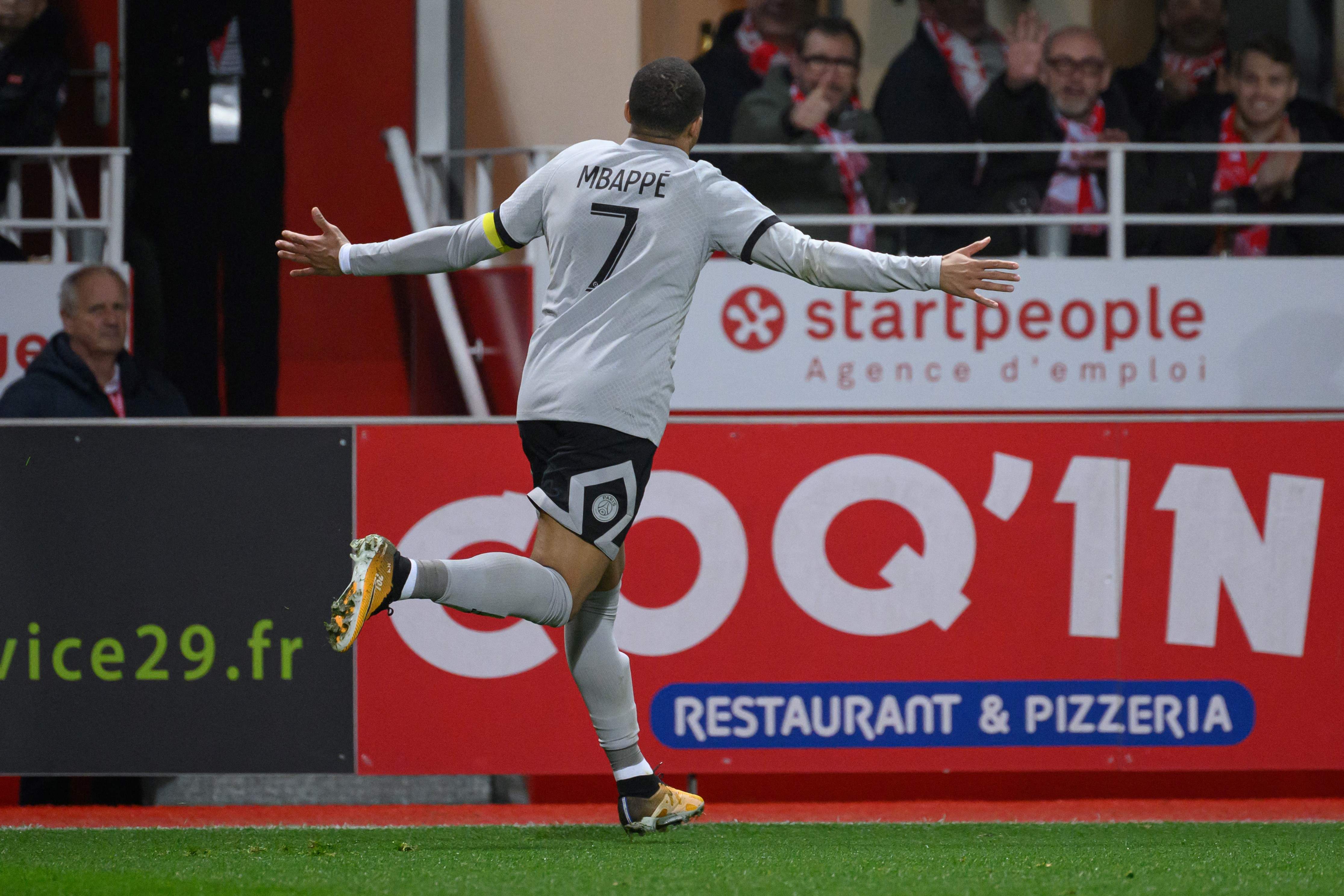 Penyerang PSG Kylian Mbappe melakukan selebrasi usai mencetak gol ke gawang Brest di laga Ligue 1.