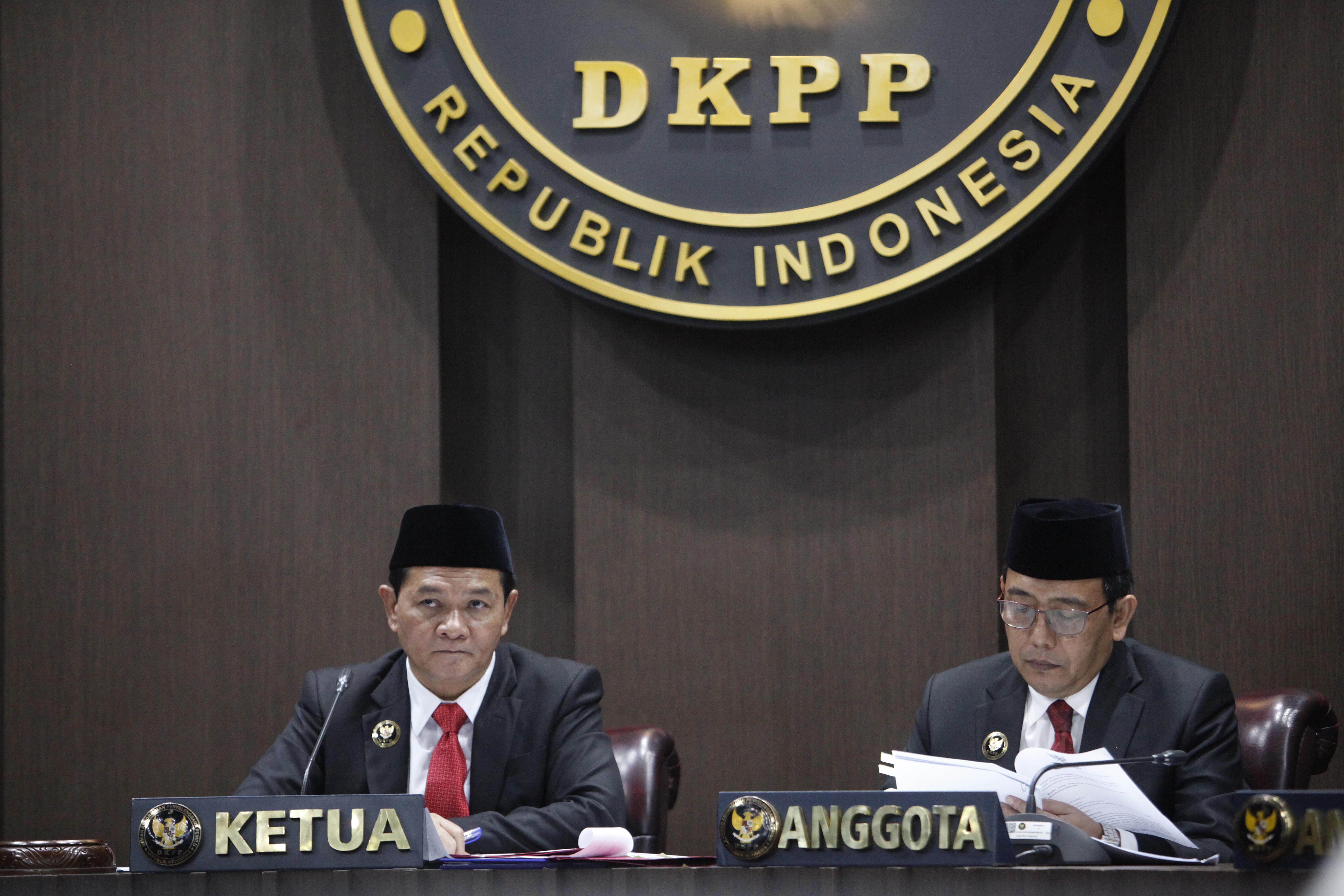 Ketua Dewan Kehormatan Penyelenggara Pemilu (DKPP) Heddy Lugito (kiri) 