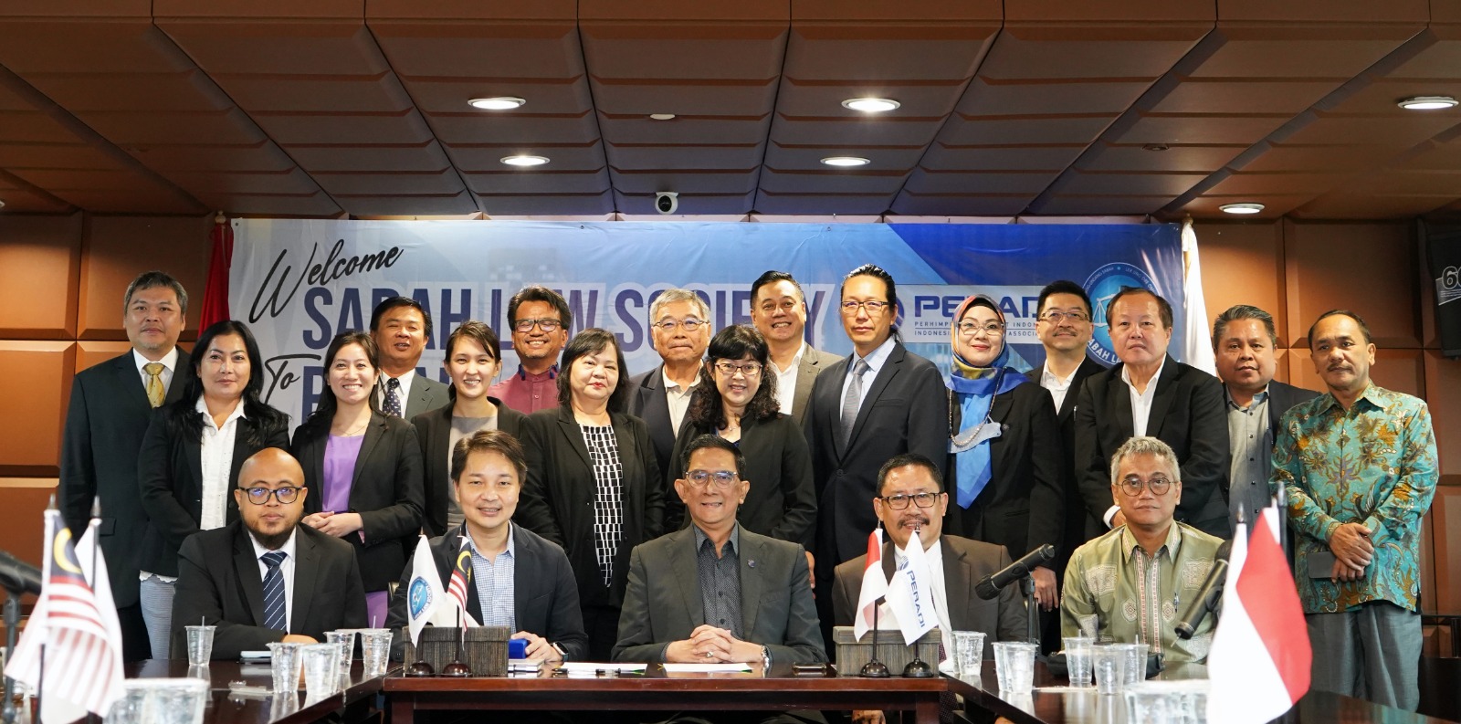 Jajaran pengurus Sabah Law Society dan Peradi teken MoU di bidang hukum.