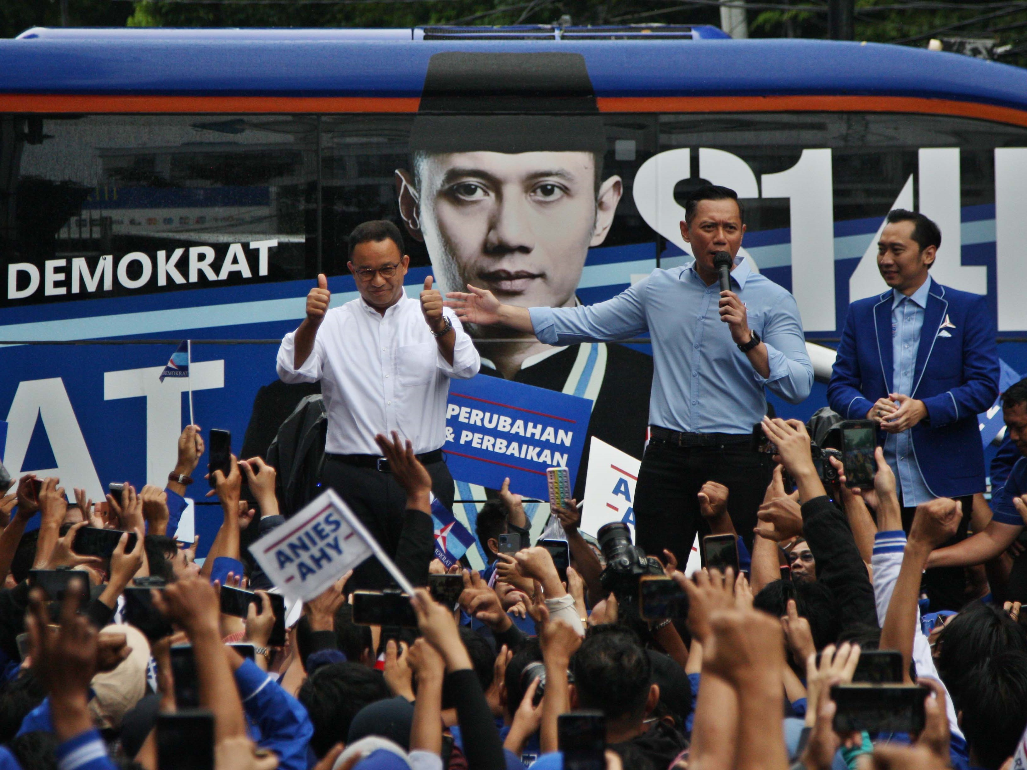 Anies Baswedan dan AHY menyapa massa kader Demokrat di kantor DPP Demokrat, Jakarta, Kamis (2/3).