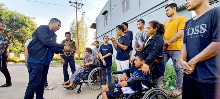 Komisioner KPU Lembata berdialog dengan warga disabilitas