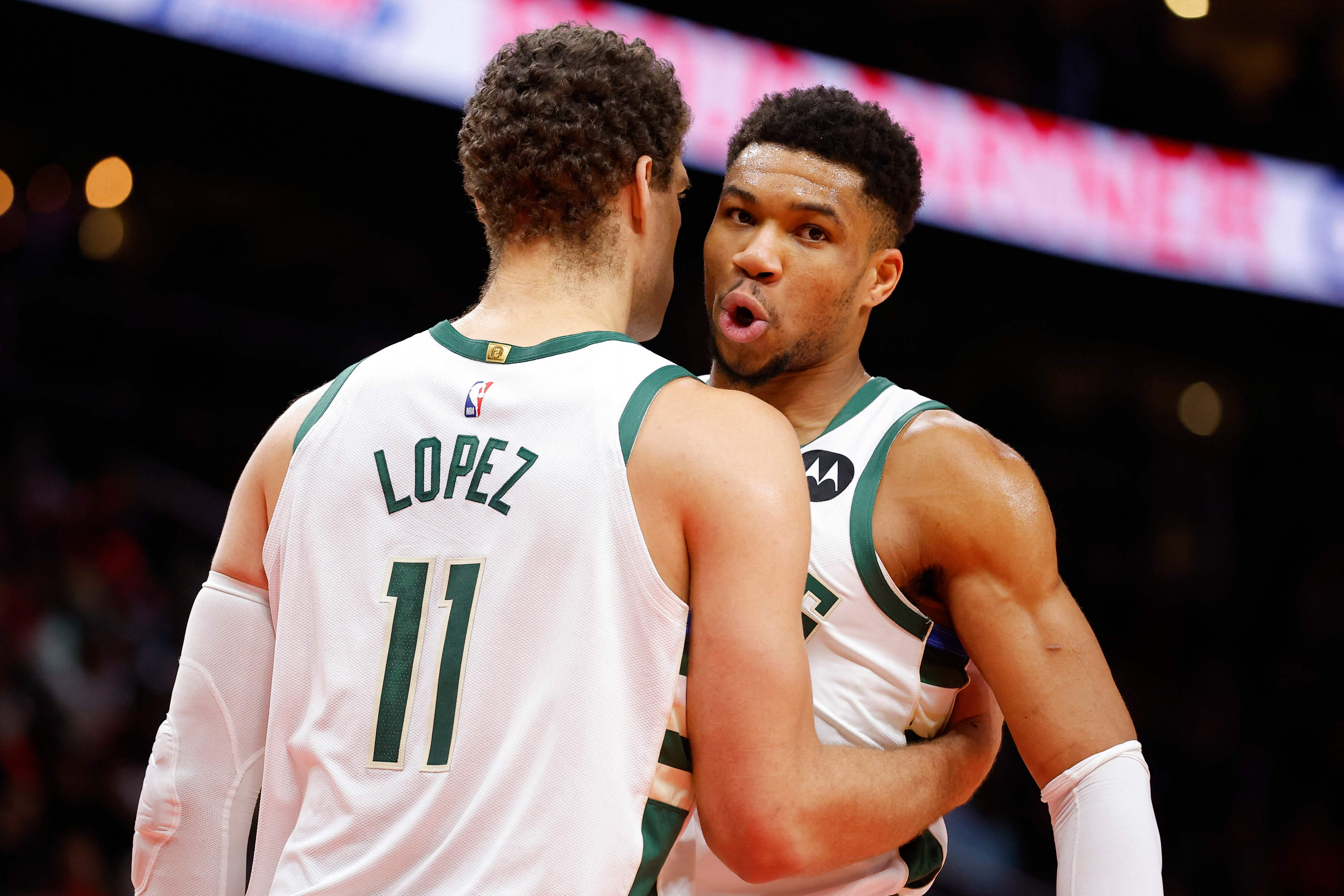 Duet pebasket Milwaukee Bucks Brook Lopez dan Giannis Antetokounmpo