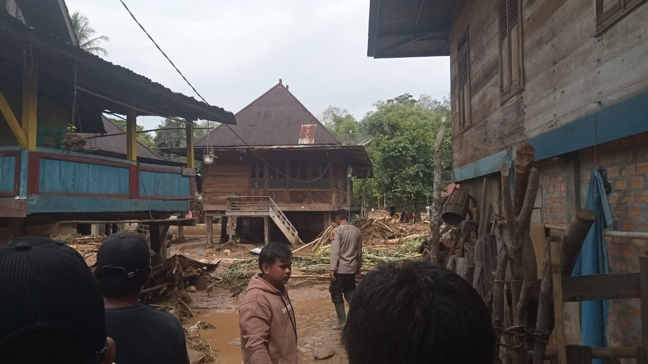 Kondisi rumah terendam banjir dan material kayu yang ikut terangkut akibat banjir bandang yang terjadi di Kabupaten Lahat, Kamis (9/3/2023).