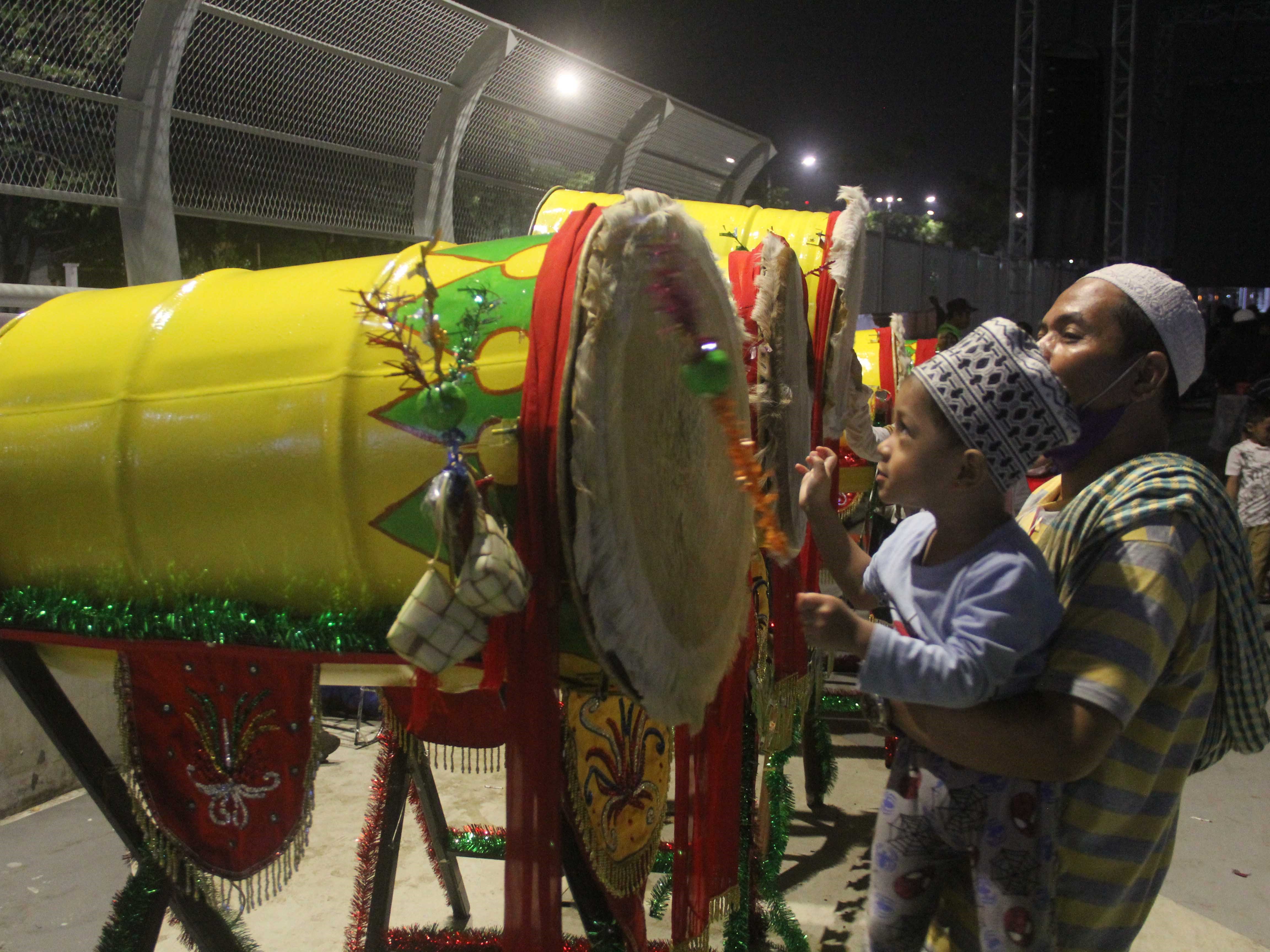 Waga masyarakat memukul bedug disla-sela acara Festival Tabuh Bedug Malam Takbiran di Jakarta International Stadium (JIS), Jakarta.