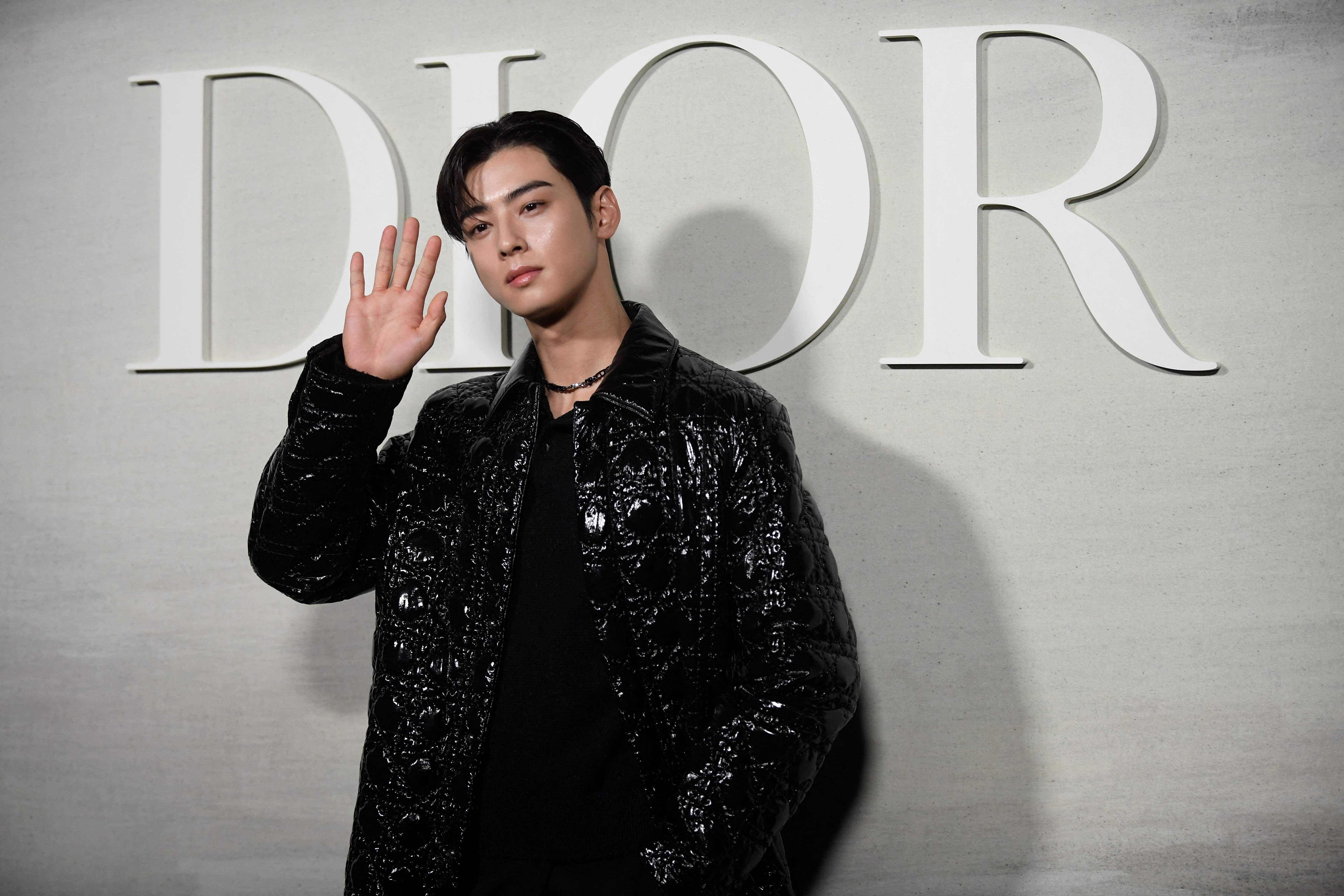 Penyanyi Korea Selatan dan aktor Cha Eun-woo menghadiri peragaan busana Dior Spring-Summer 2023 sebagai bagian dari Paris Fashion Show