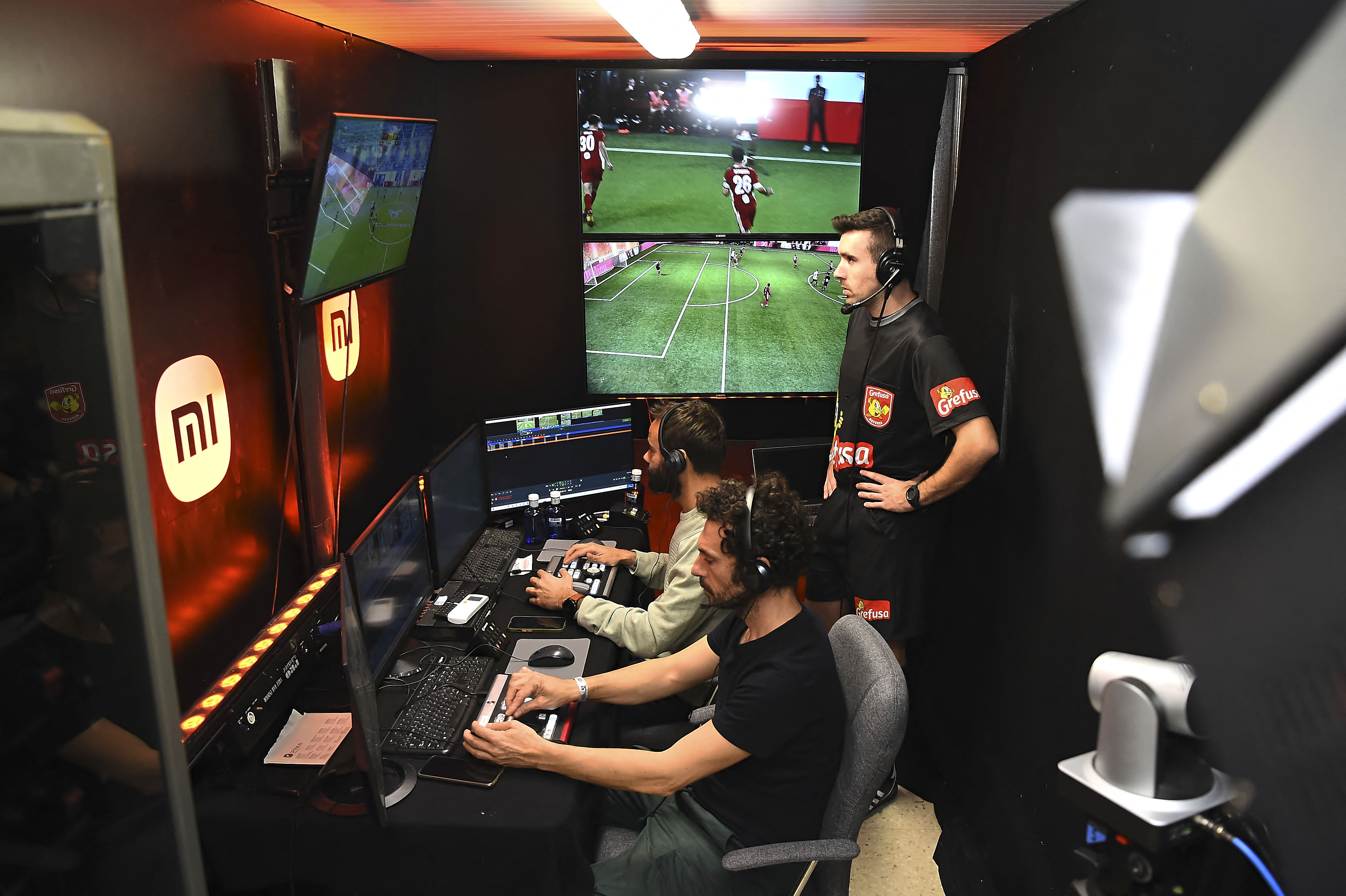 Wasit bertugas di bilik VAR di kompetisi sepak bola di Spanyol.