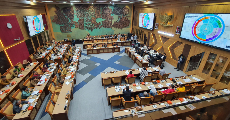 Rapat kerja pelaksana tugas (Plt) Menteri Olahraga dan Pemuda Muhadjir Effendy dengan Komisi X DPR. 