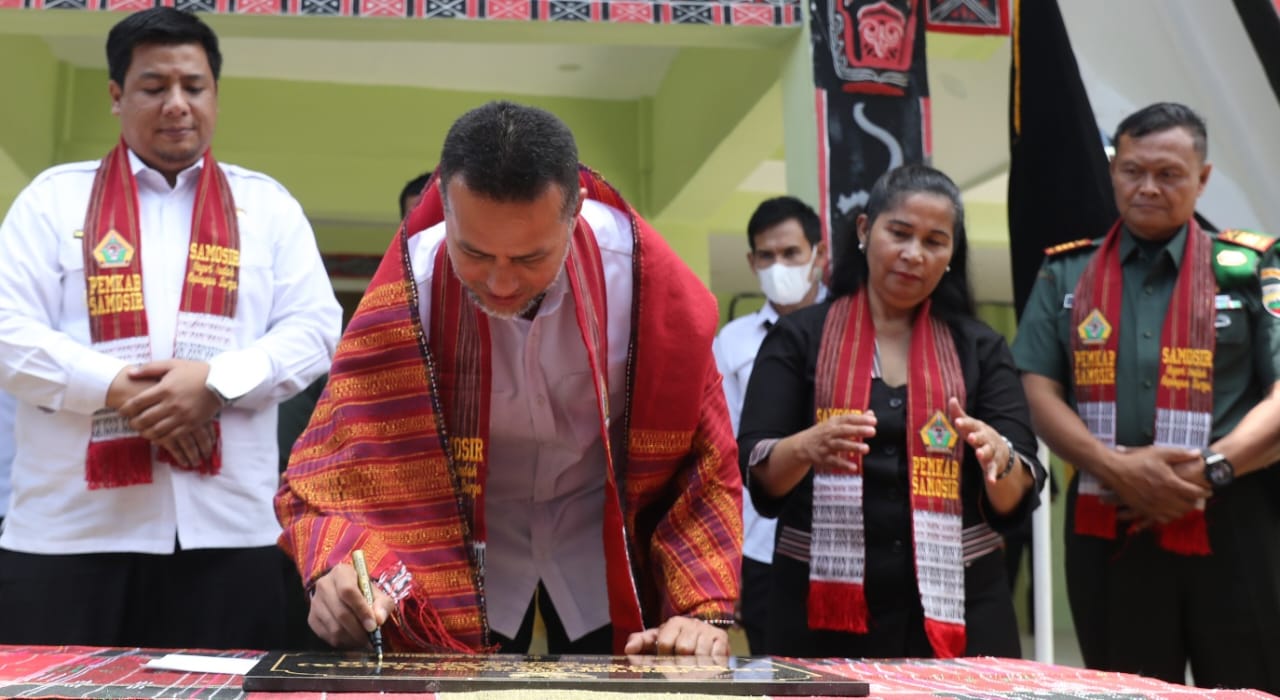 Wakil Gubernur Sumatra Utara Musa Rajekshah menandatangani prasasti pembukaan GOR di Samosir