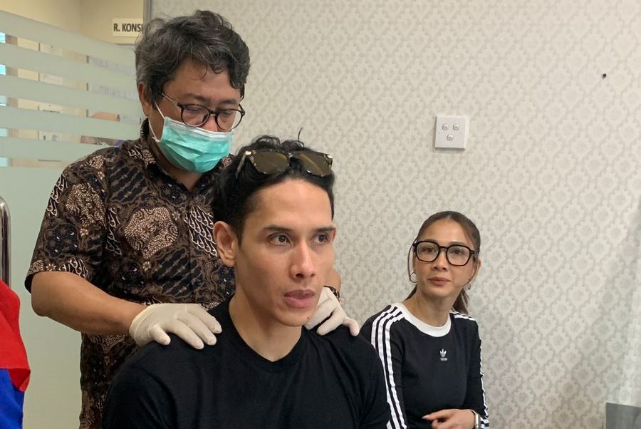 Akibat cedera yang dibiarkan terus-menerus tanpa penanganan tepat, Ganindra Bimo divonis terkena saraf kejepit pada bagian lehernya.