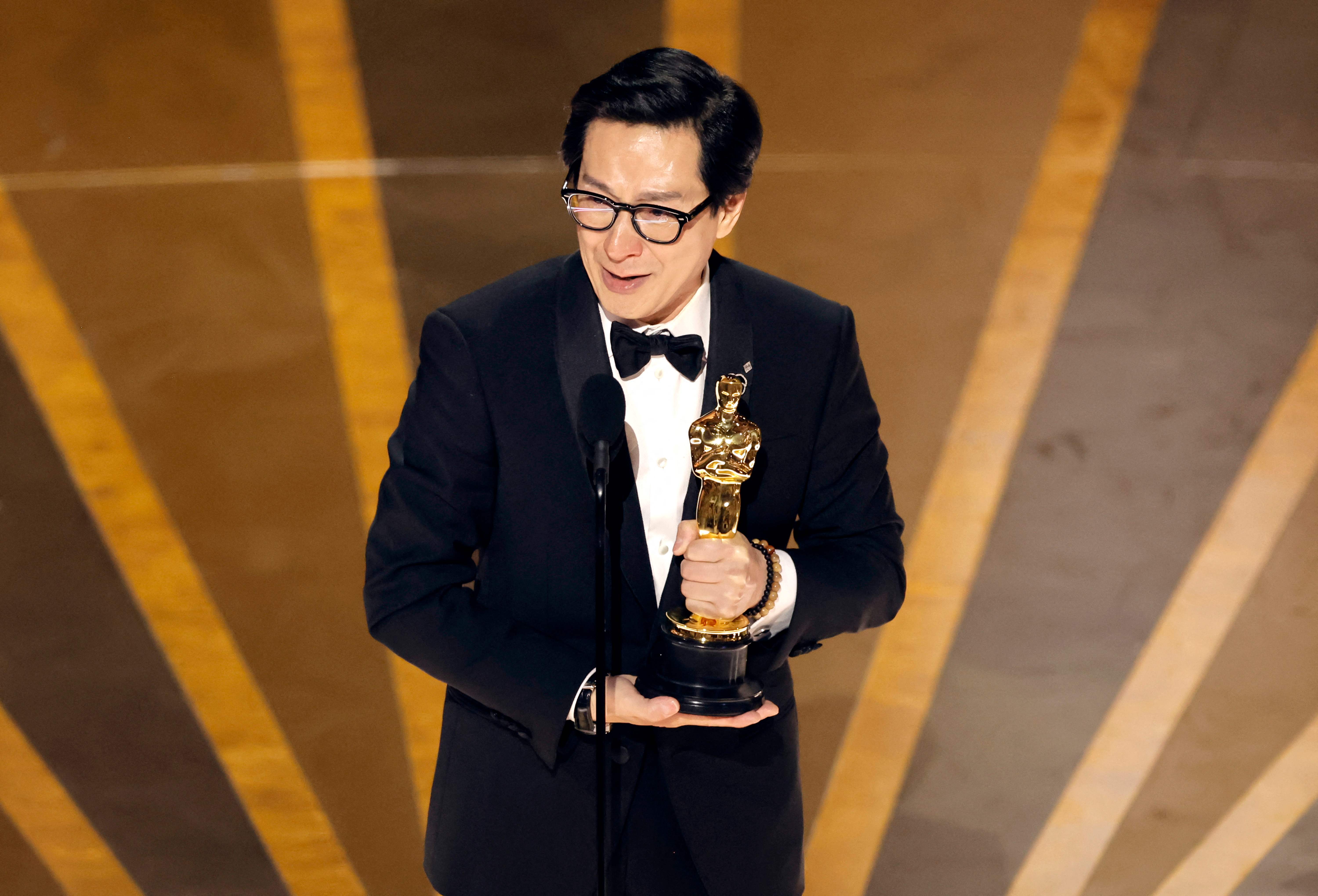 Ke Huy Quan dinobatkan sebagai Aktor Pendukung Terbaik di ajang Piala Oscar