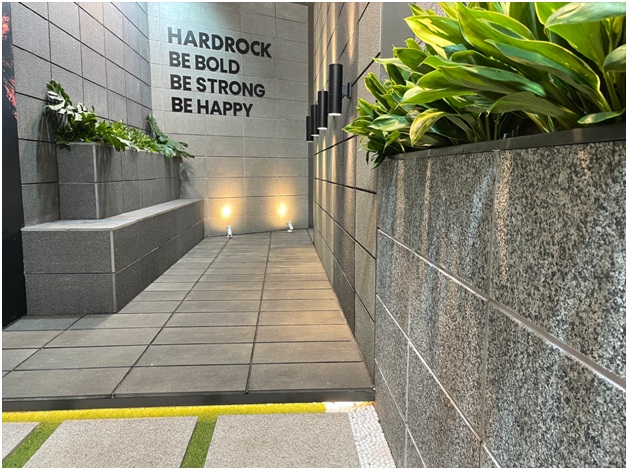 Ubin granit HardRock memiliki ketebalan 2 cm sehingga materialnya sangat kuat. 