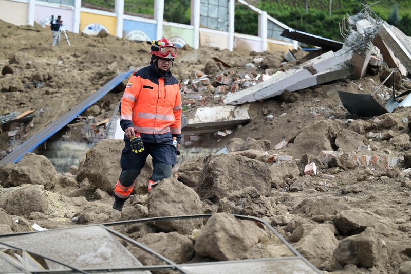 Petugas melakukan pencarian korban tanah longsor di Ekuador