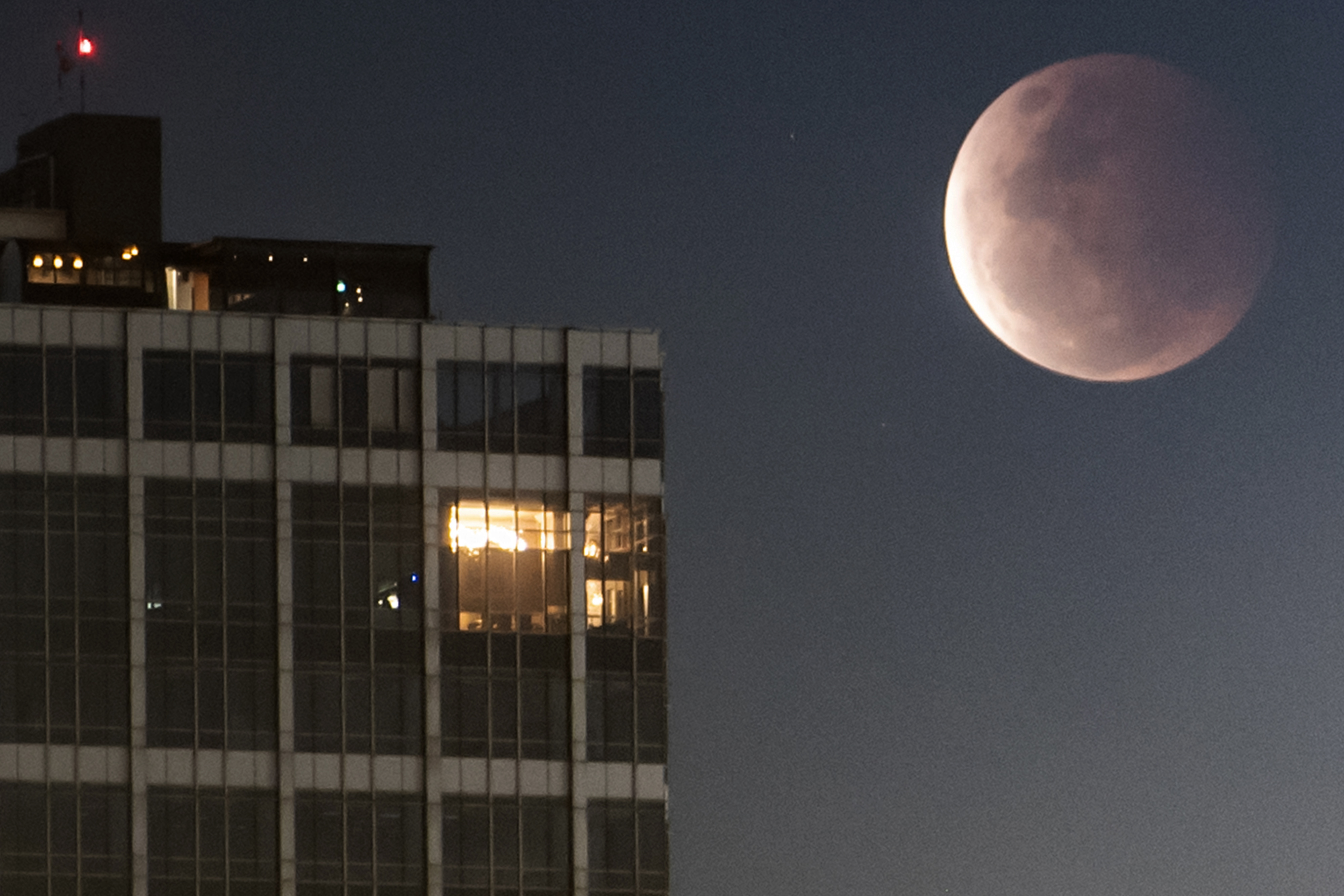  Suasana gedung bertingkat saat terjadi gerhana bulan di Jakarta.