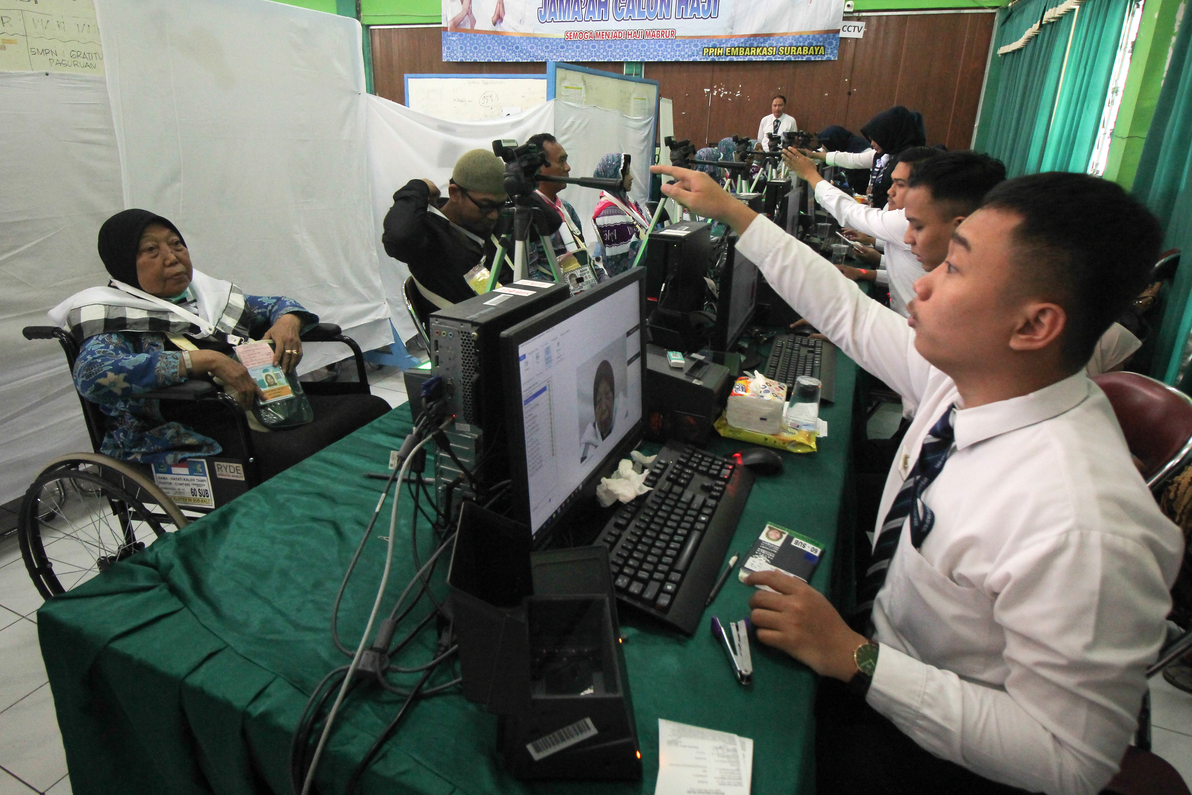 Ilustrasi: petugas melakukan perekaman biometrik kepada sejumlah jamaah calon haji.