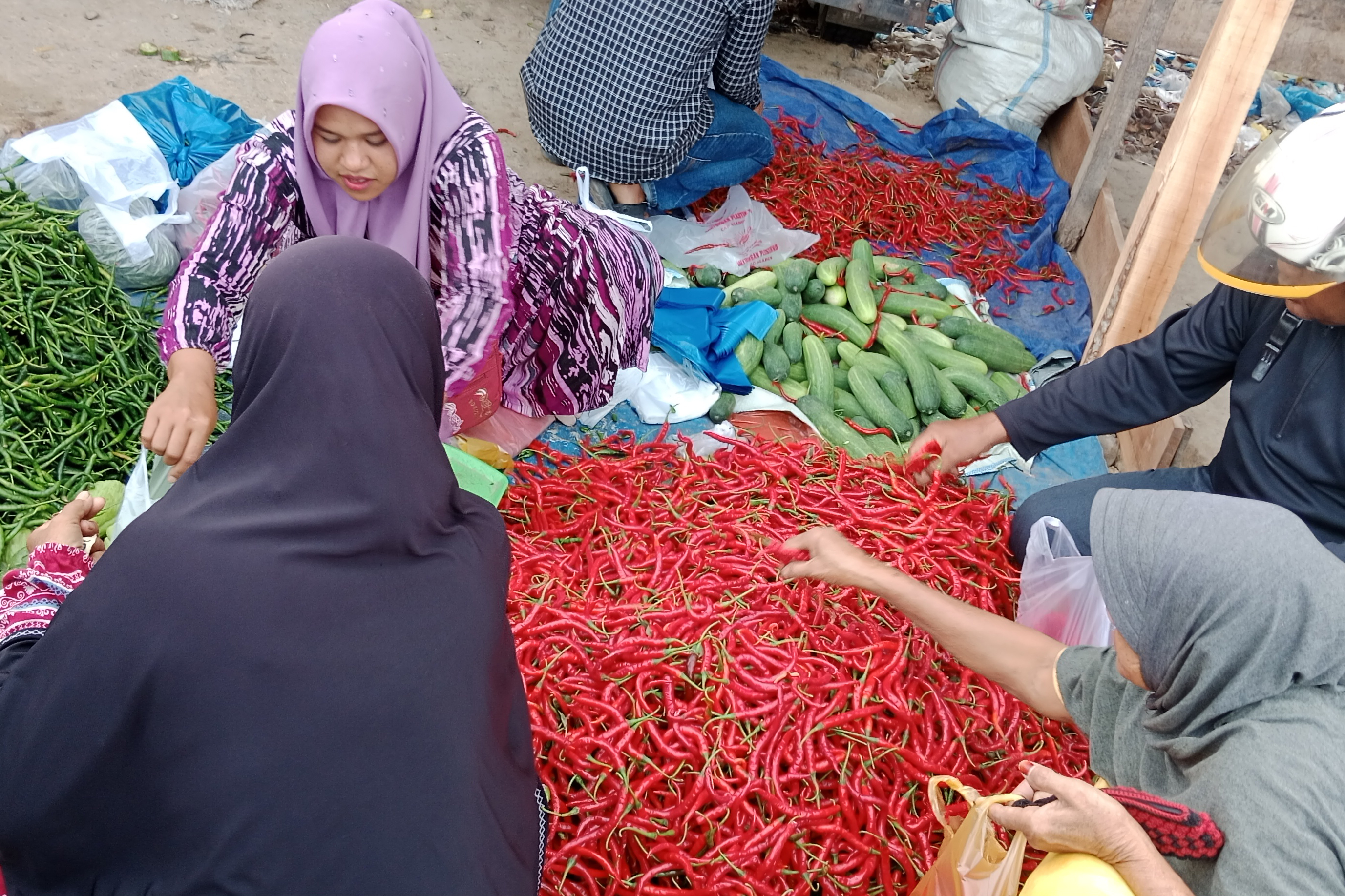 Pedagang cabai sedang beraktivitas di Pasar Pante Teungoh, Sigli, Pidie, Aceh.