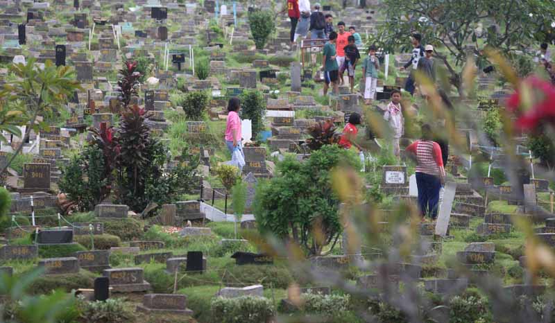 Peziarah mulai meramaikan TPU jelang Ramadan.