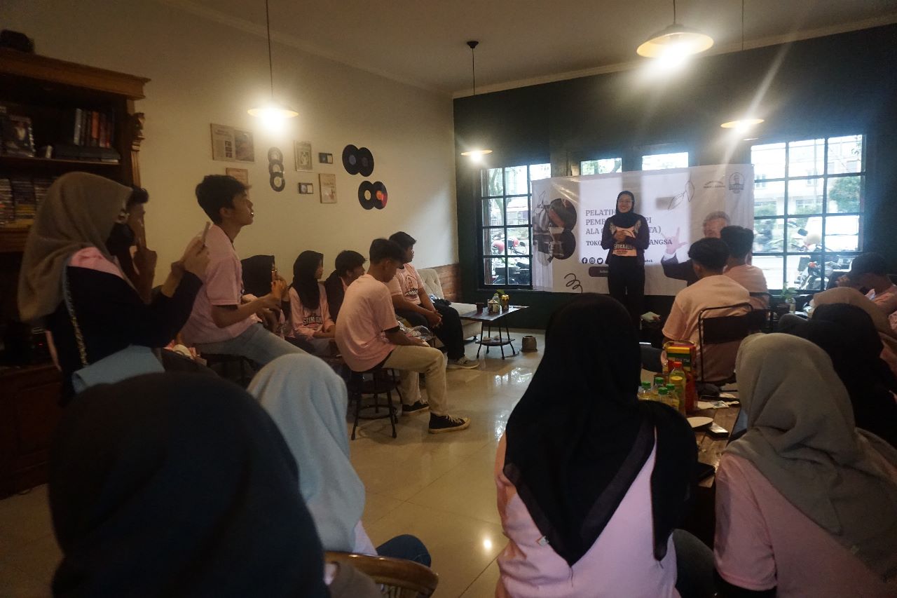 Srikandi Ganjar Jabodetabek menggelar kelas pelatihan barista untuk milenial, bekerja sama dengan Cafe Poetra Bangsa di Cibinong Baru, Kabup