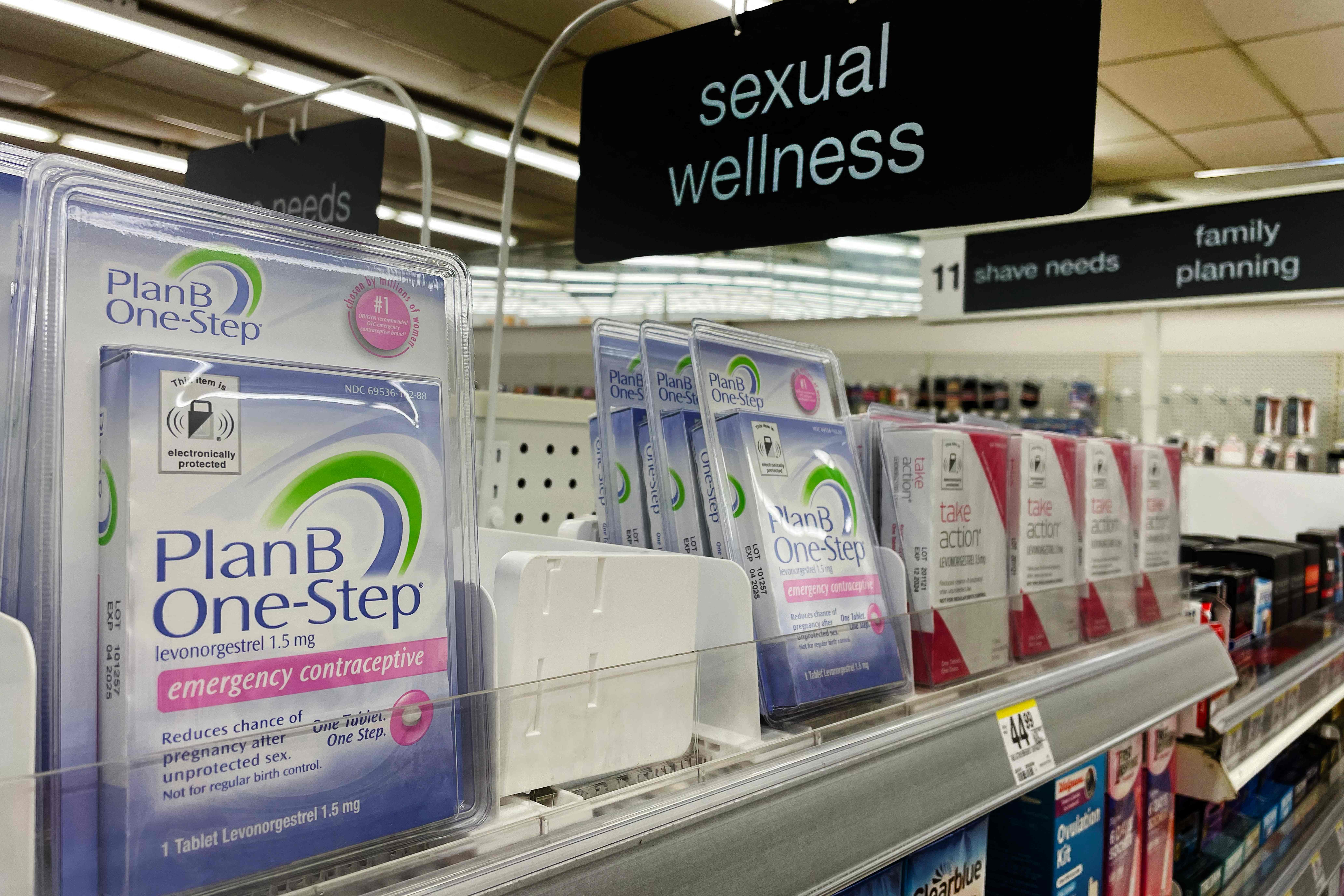 Sejumlah alat kontrasepsi di sebuah toko di Prancis