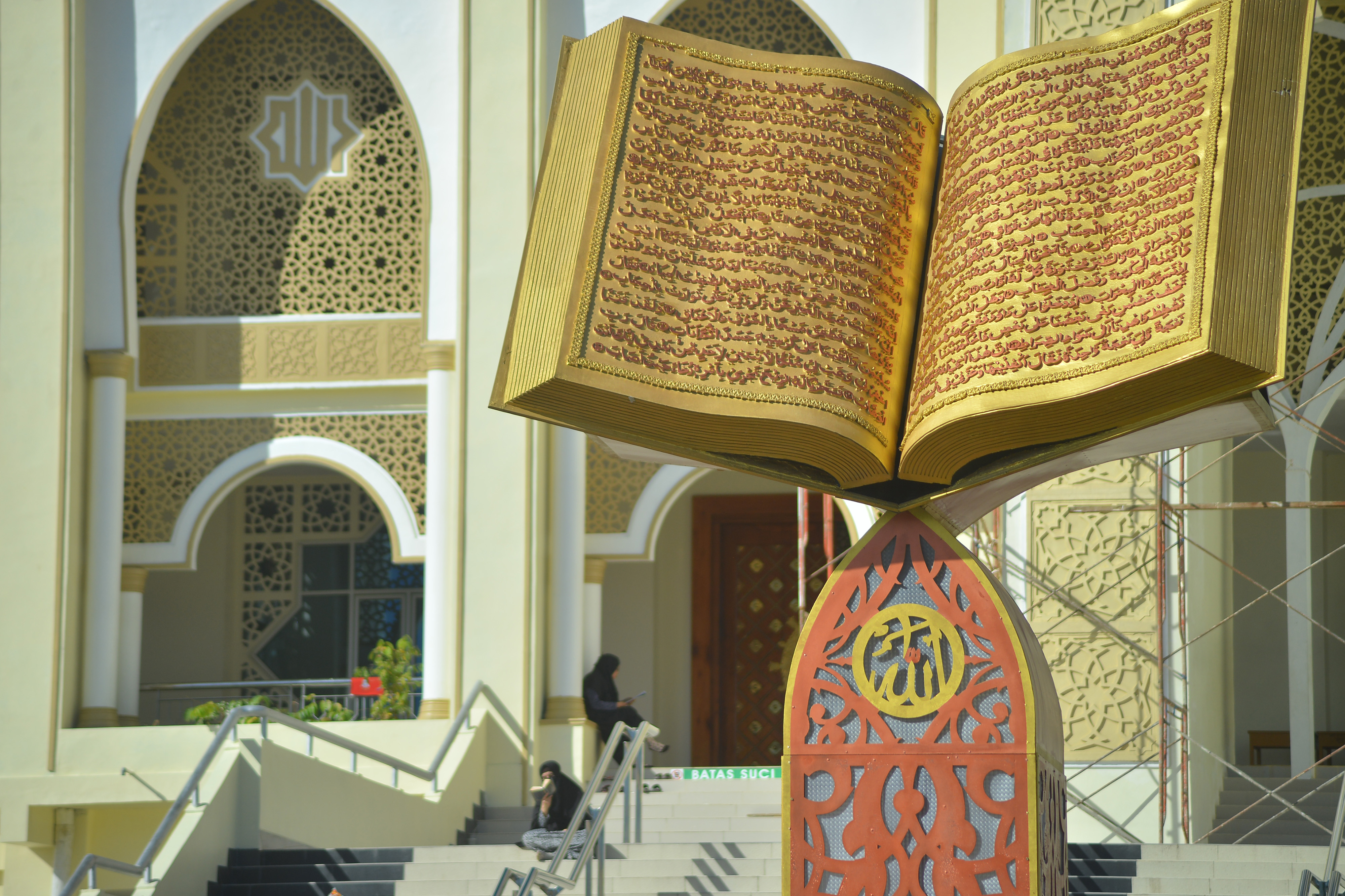 Monumen Al Quran kawasan Islamic Center Kota Padang Panjang, Sumatra Barat.