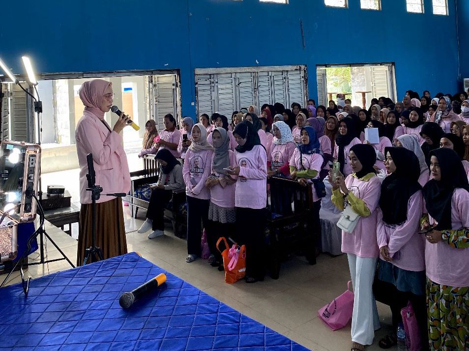  Relawan Srikandi Ganjar Lampung mengadakan kegiatan Beauty Knowledge and Makeup Class di GSG Labuhan Jukung Kecamatan Pesisir Tengah diikut