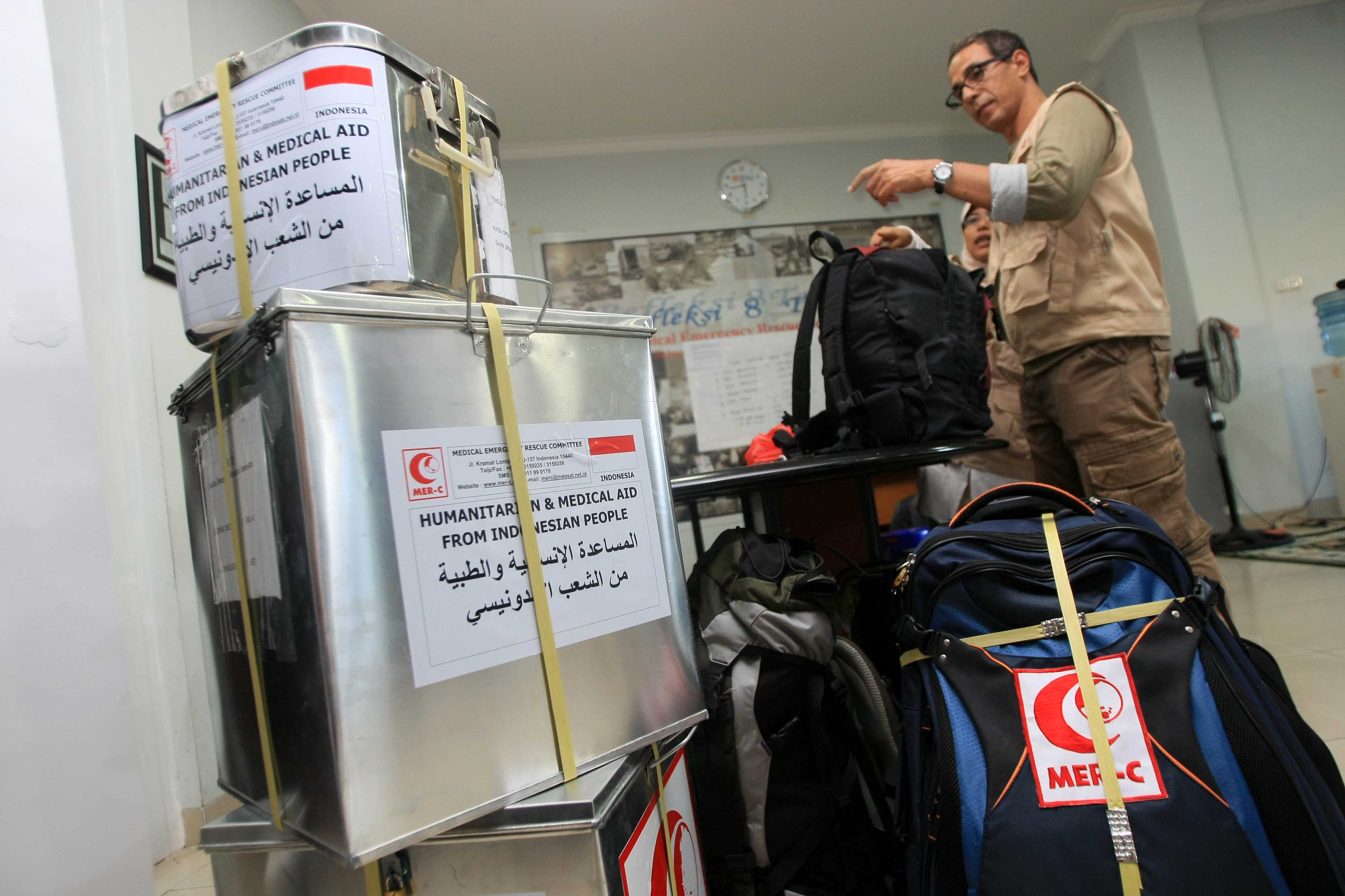 Ilustrasi: Seorang relawan MER-C menyiapkan peralatan dan perbekalannya di Kantor MER-C Jakarta, Sabtu (3/1).