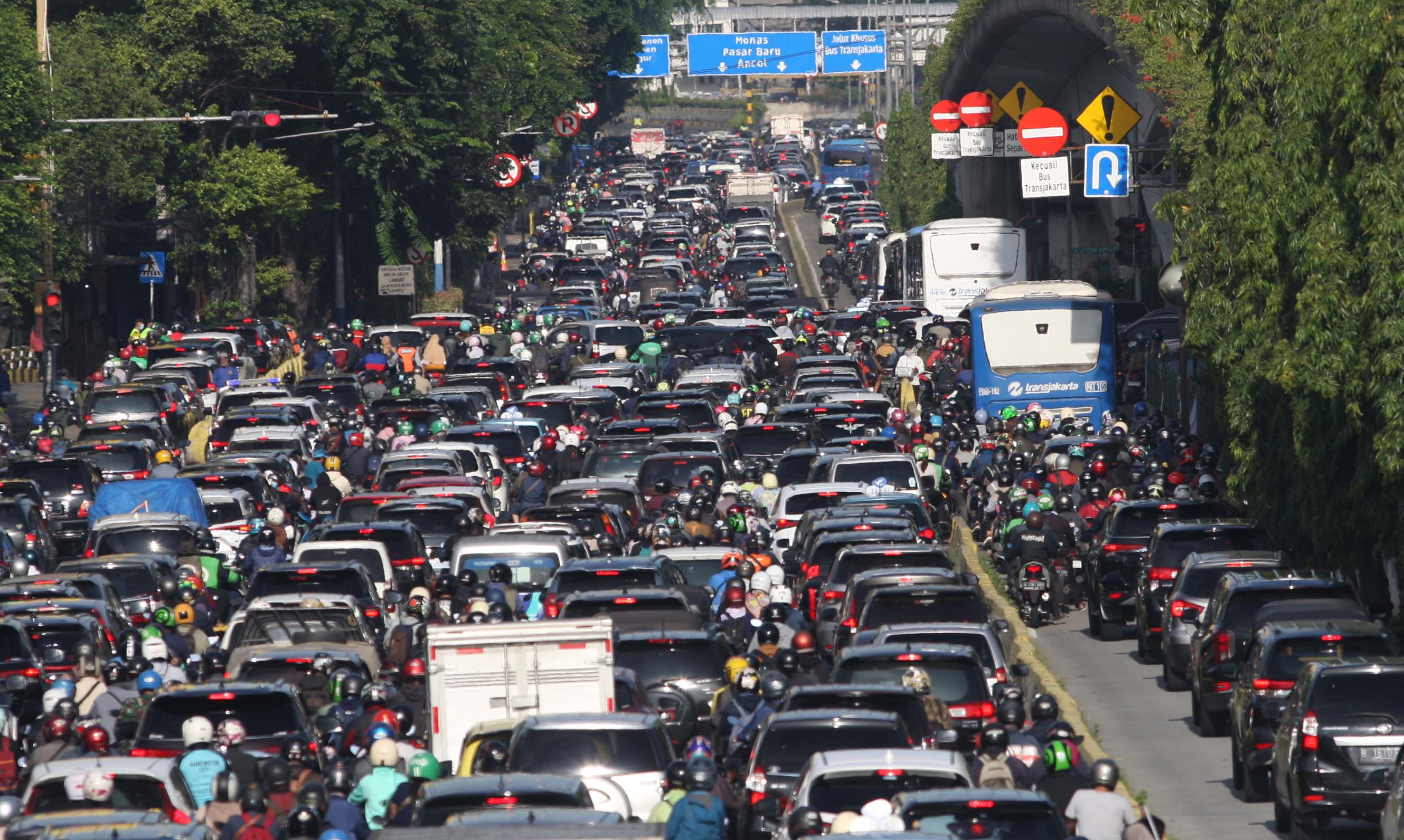 Kemacetan panjang di Jalan Letjen Suprapto hingga under pass Senen Jakarta Pusat.