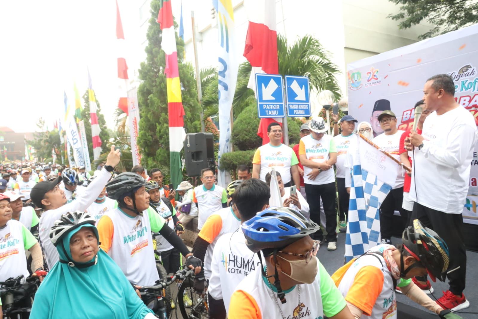 Warga Kota Bekasi mengikuti acara CFD i dan sepeda santai dalam rangka hari ulang tahun (HUT) Kota Bekasi ke 26, Minggu (12/3)