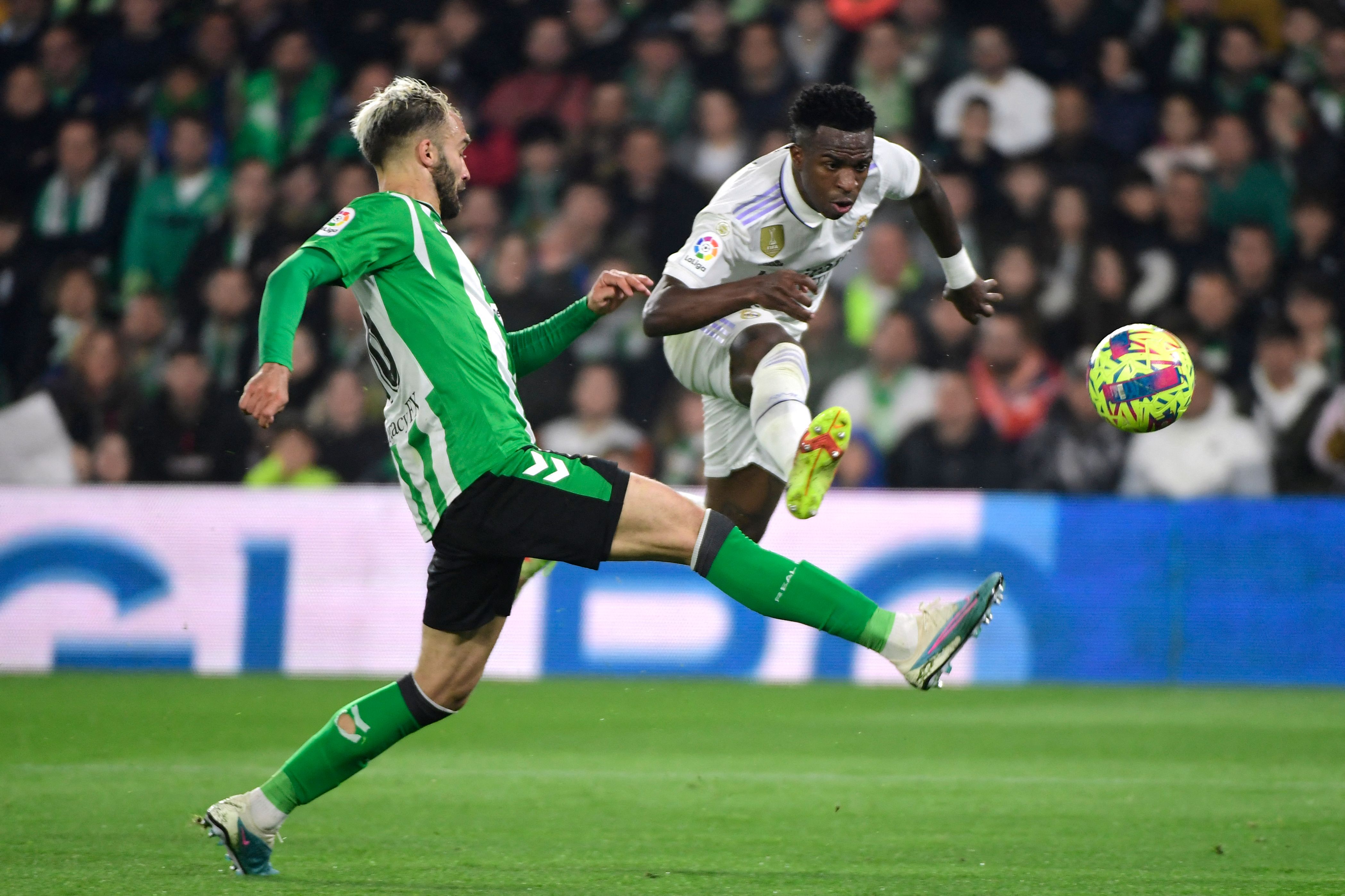Real Betis' Argentinian defender German Pezzella (L) vies with Real Madrid's Brazilian forward Vinicius Junior 