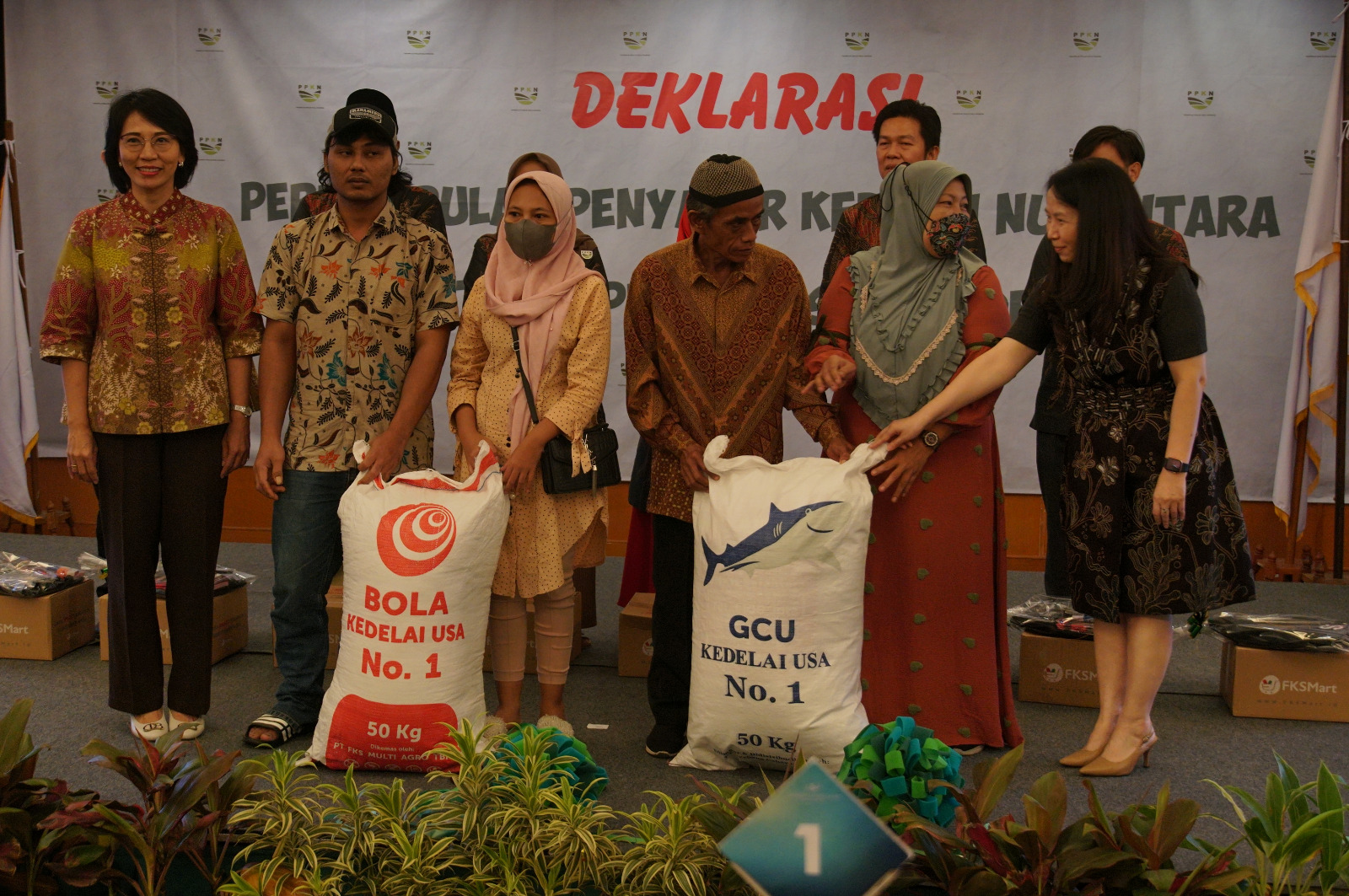 Pemberian bantuan kedelai dan donasi oleh PT FKS Multi Agro dan PT GCU kepada perajin tahu tempe.