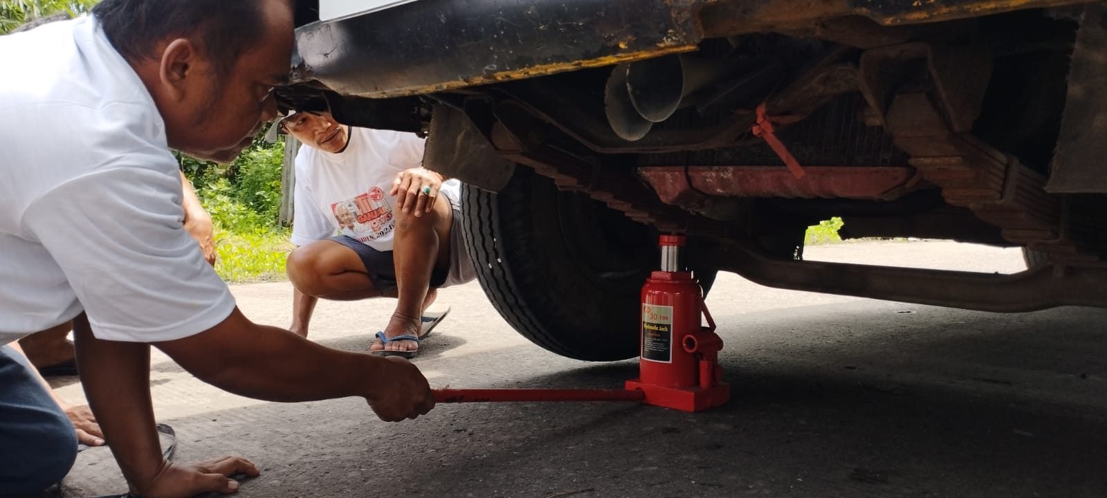Bantuan berupa dongkrak bagi sopir truk dari KST