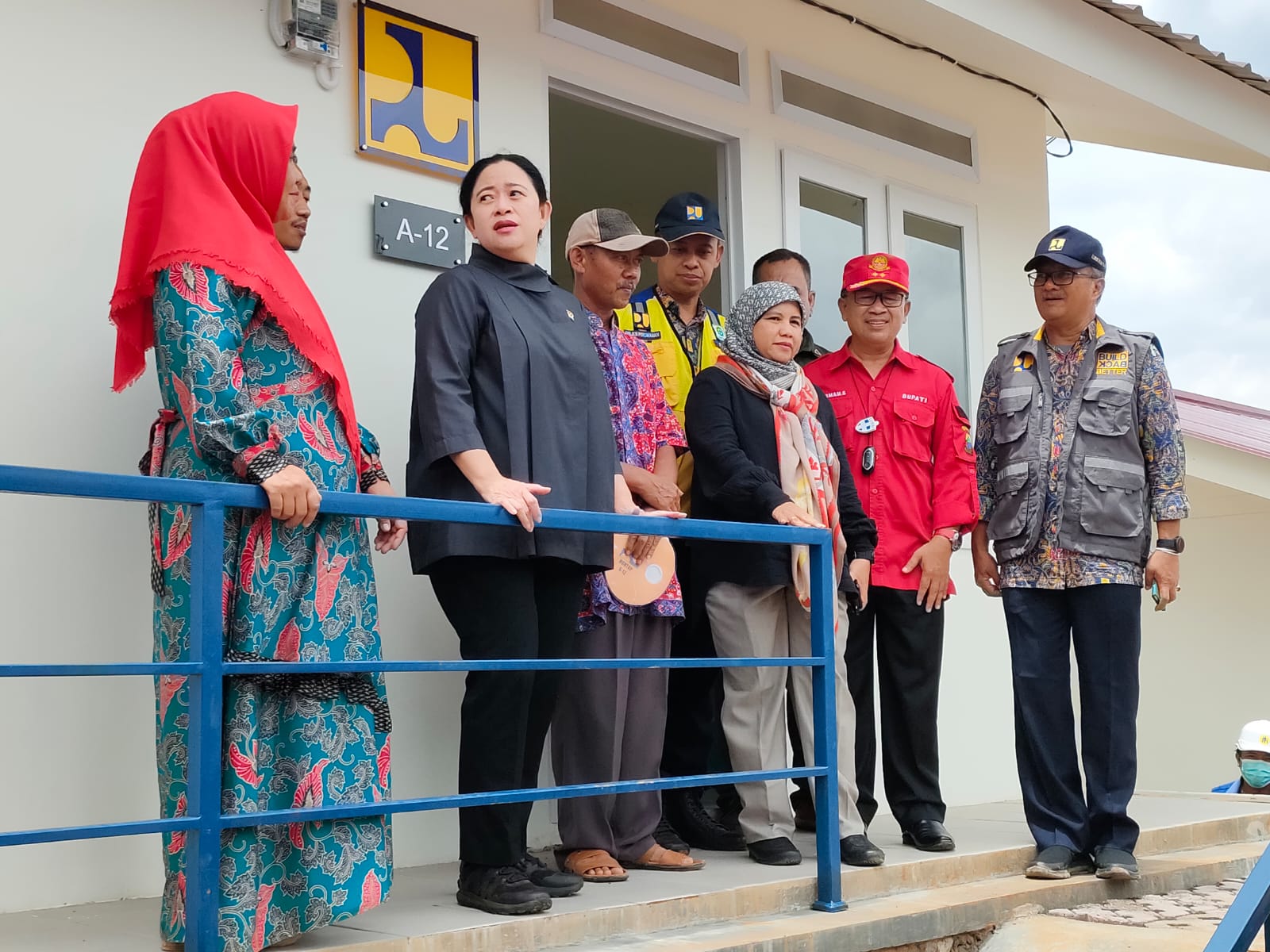 Ketua DPR RI, Puan Maharani (dua kiri) saat acara penyerahan kunci huntap bagi korban gempa Cianjur, Rabu (1/3).