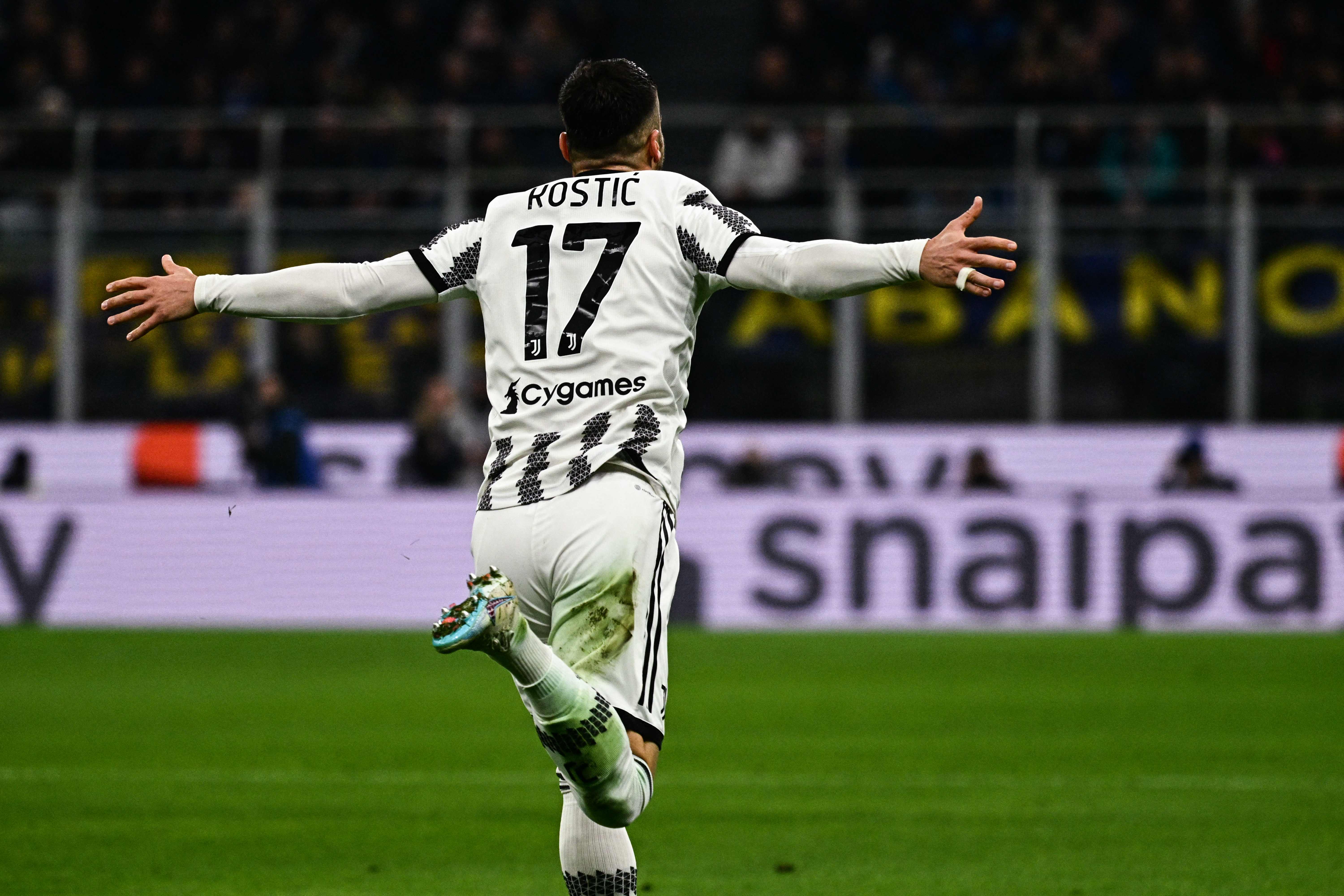 Gelandang Juventus Filip Kostic melakukan selebrasi usai mencetak gol ke gawang Inter Milan di laga Serie A.