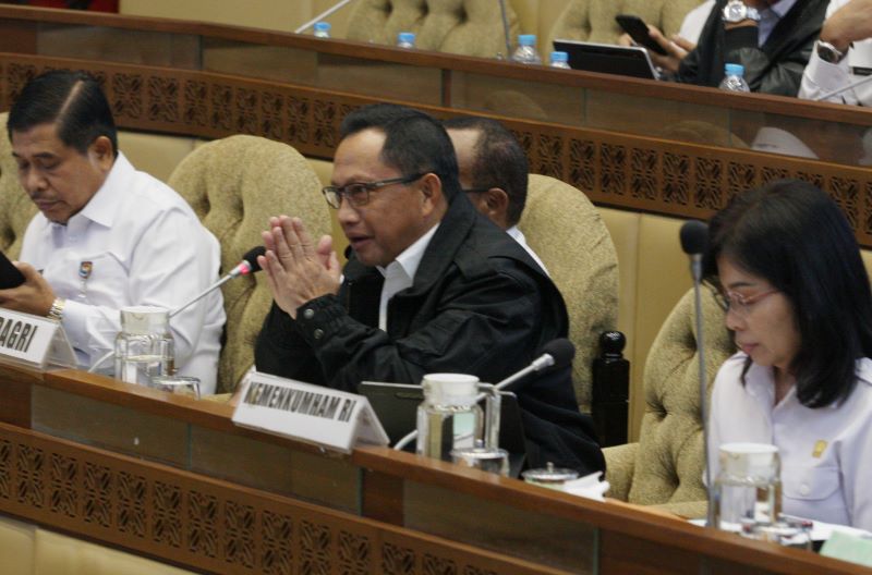 Menteri Dalam Negeri Tito Karnavian bersama dengan Wakil Mendagri Jhon Wempi Wetipo mengikuti Rapat Kerja bersama Komisi II DPR RI.