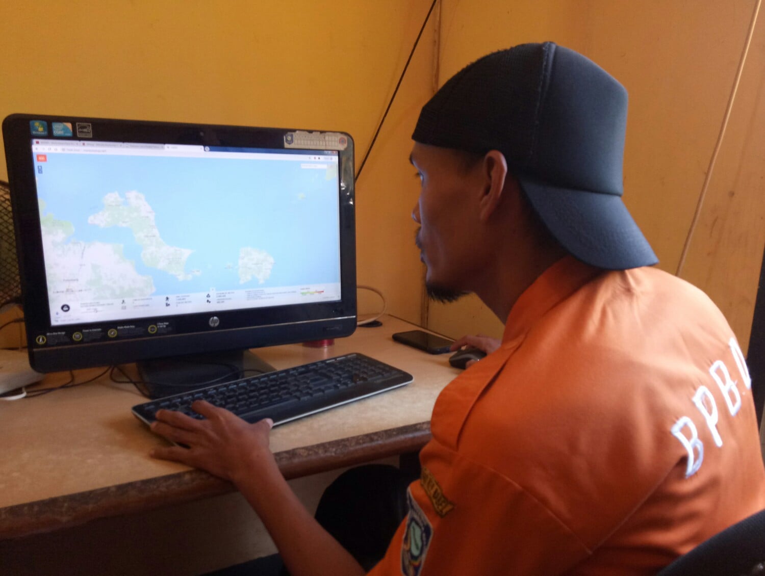 Petugas BPBD Bangka Belitung sedang mengamati titik panas yang diduga karhutla.