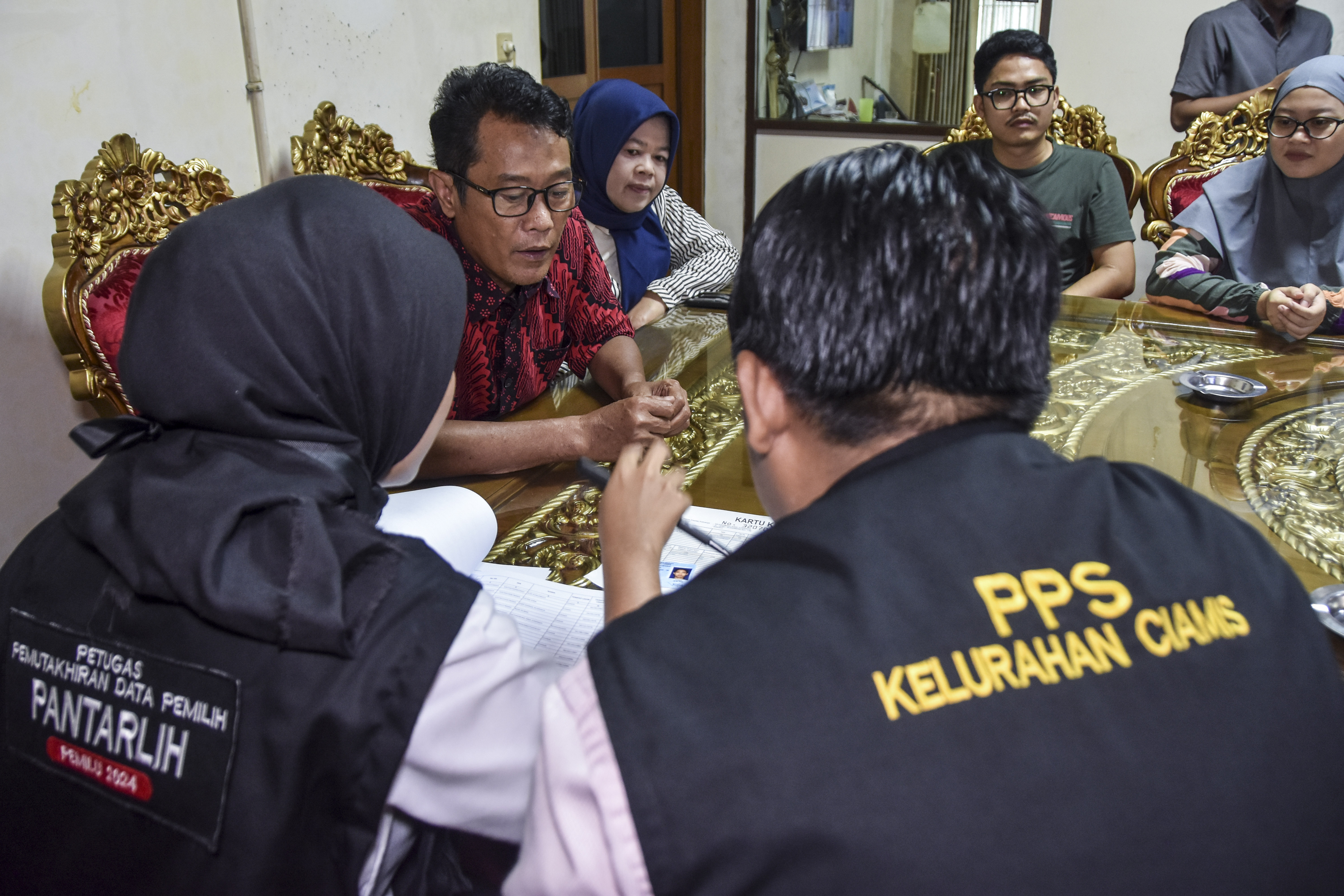 Petugas Pantarlih melakukan coklit pada calom pemilih Pemilu 2024