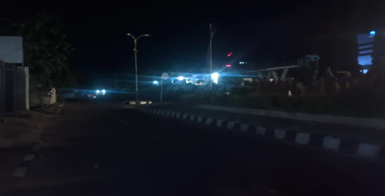 Kota larantuka terlihat gelap gulita minim penerangan pada malam hari.
