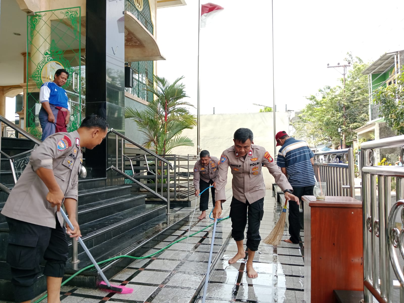 Polres Metro Tangerang Kota mengerahkan ‘pasukan’ Polisi RW untuk membersihkan masjid dan mushola menjelang Ramadan 1444 H/2023.