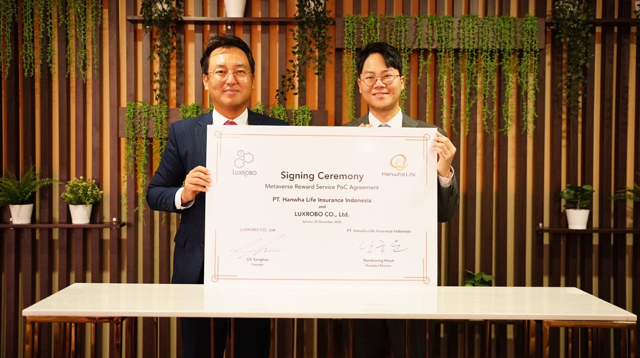 CEO Hanwha Life Insurance Indonesia Steven Namkoong (kiri) can Co-Founder Luxrobo, Oh Sanghun (kanan) mengumumkan kerja sama di Jakarta. 