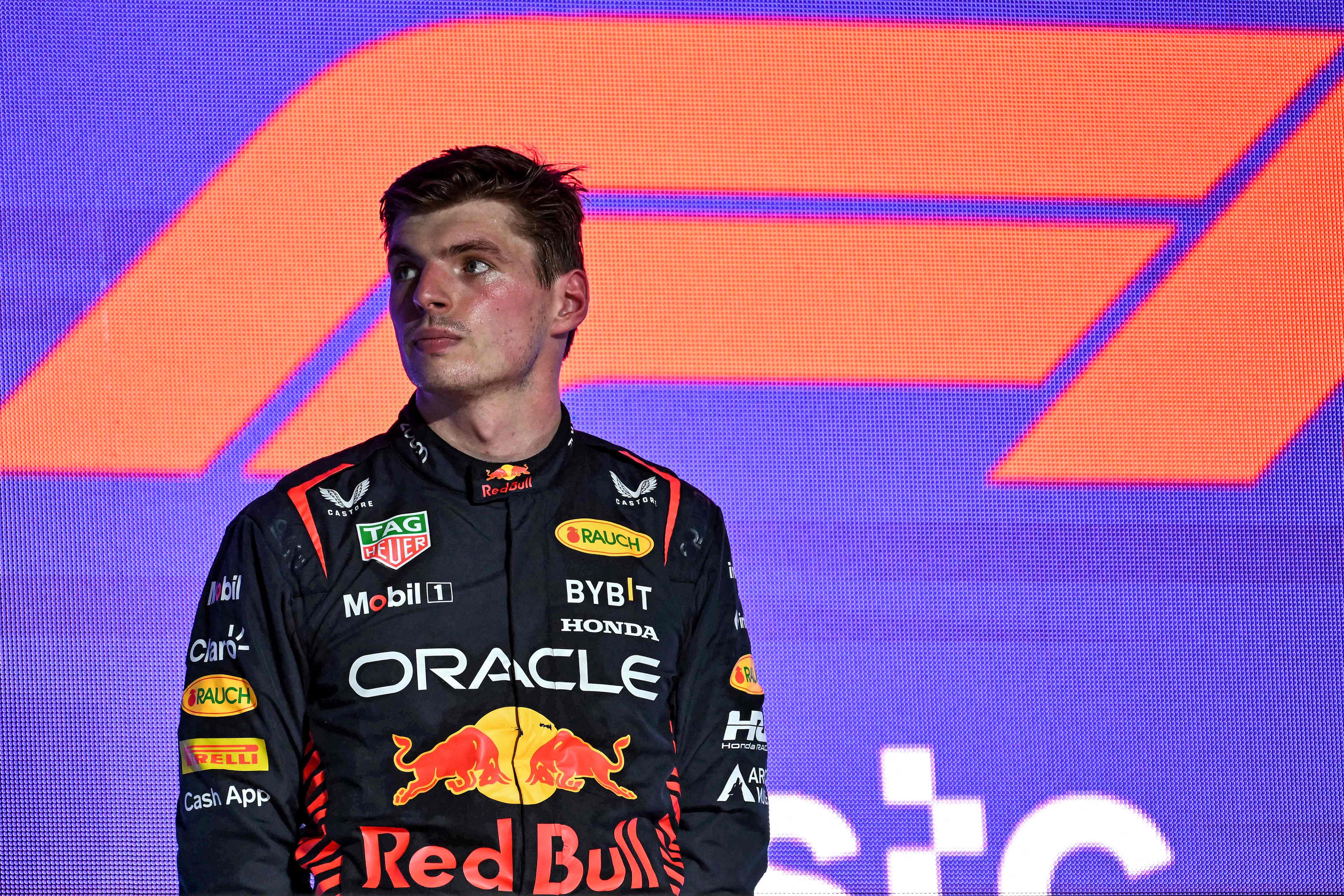 Pembalap Red Bull Max Verstappen terdiam di podium setelah harus puas jadi runner-up di GP Arab Saudi pada Minggu (19/3).