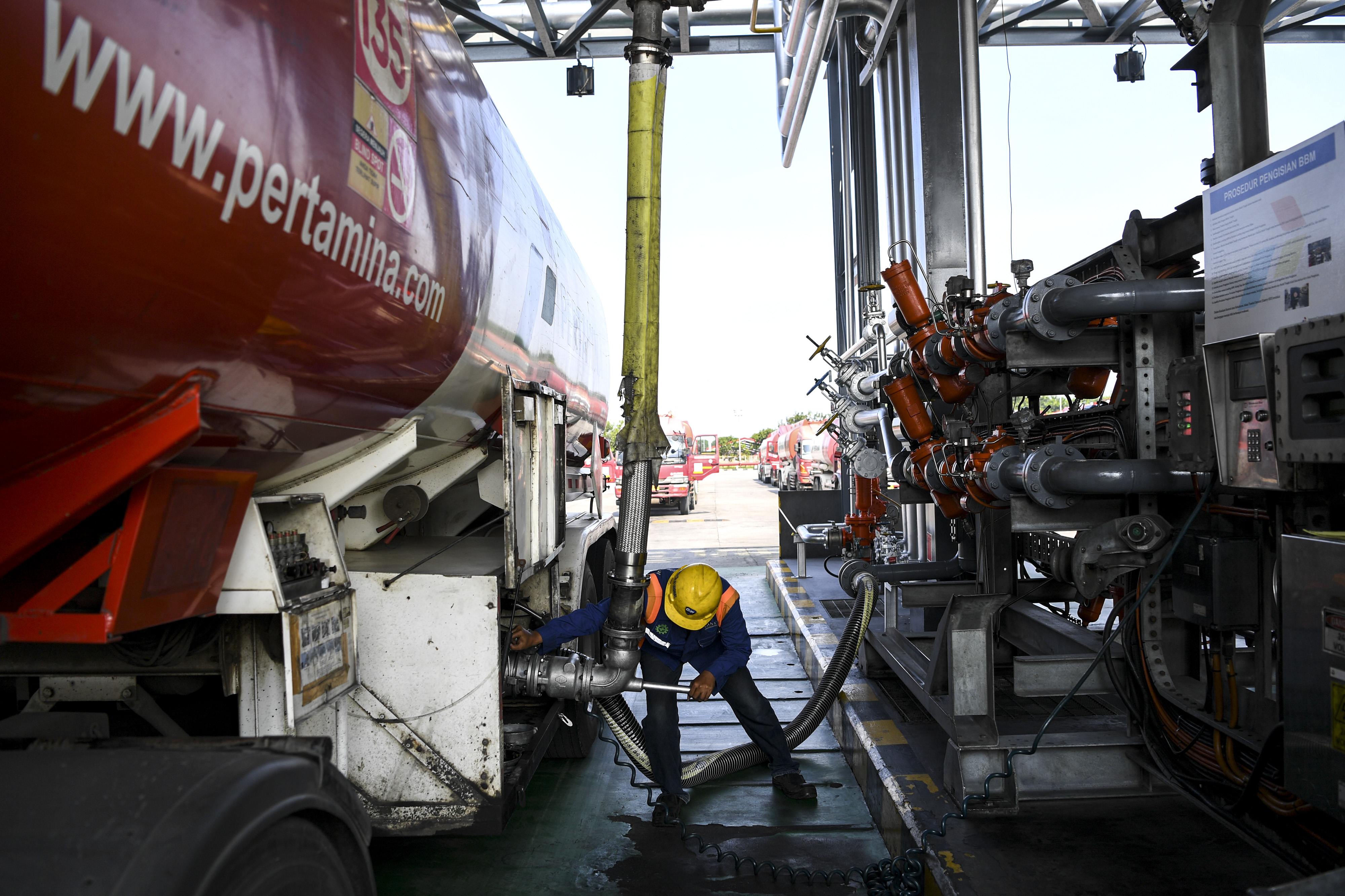 Ilustrasi petugas mengisi BBM ke dalam truk tangki di Depo Plumpang, Jakarta.
